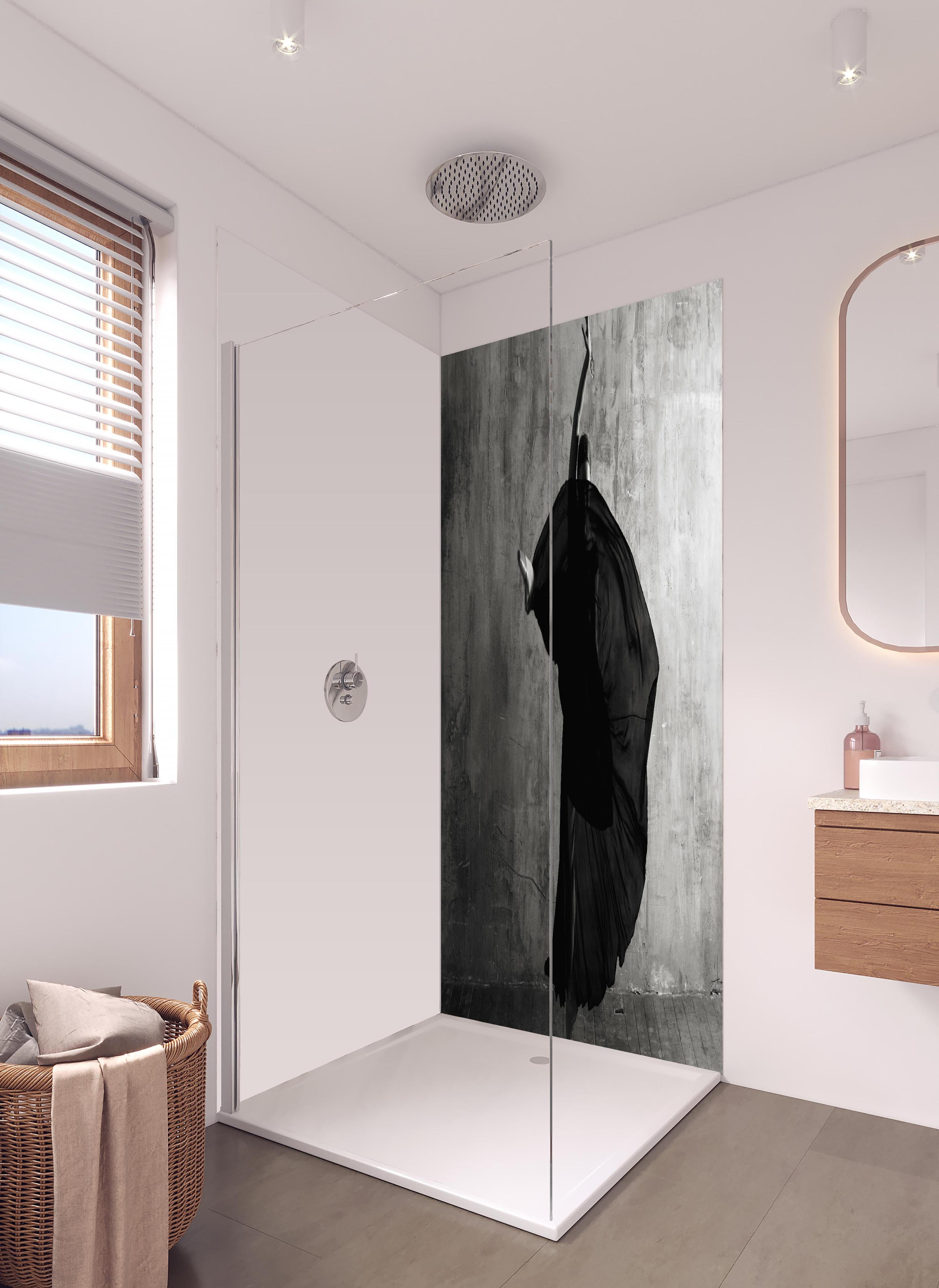 Duschrückwand - Ballerina im Ballsaal in hellem Badezimmer mit Regenduschkopf - zweiteilige Eck-Duschrückwand