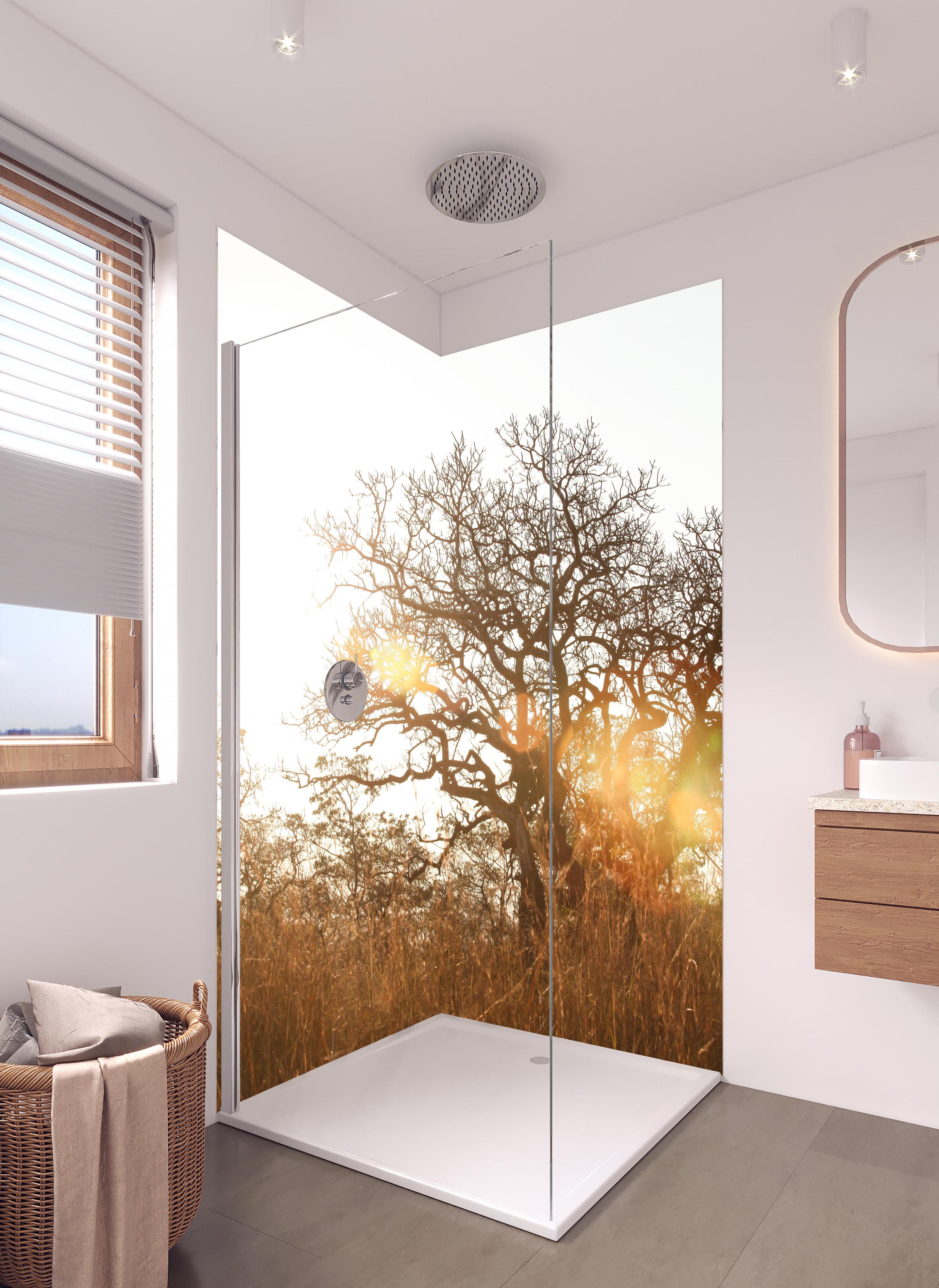 Duschrückwand - Baum im Feld in hellem Badezimmer mit Regenduschkopf - zweiteilige Eck-Duschrückwand
