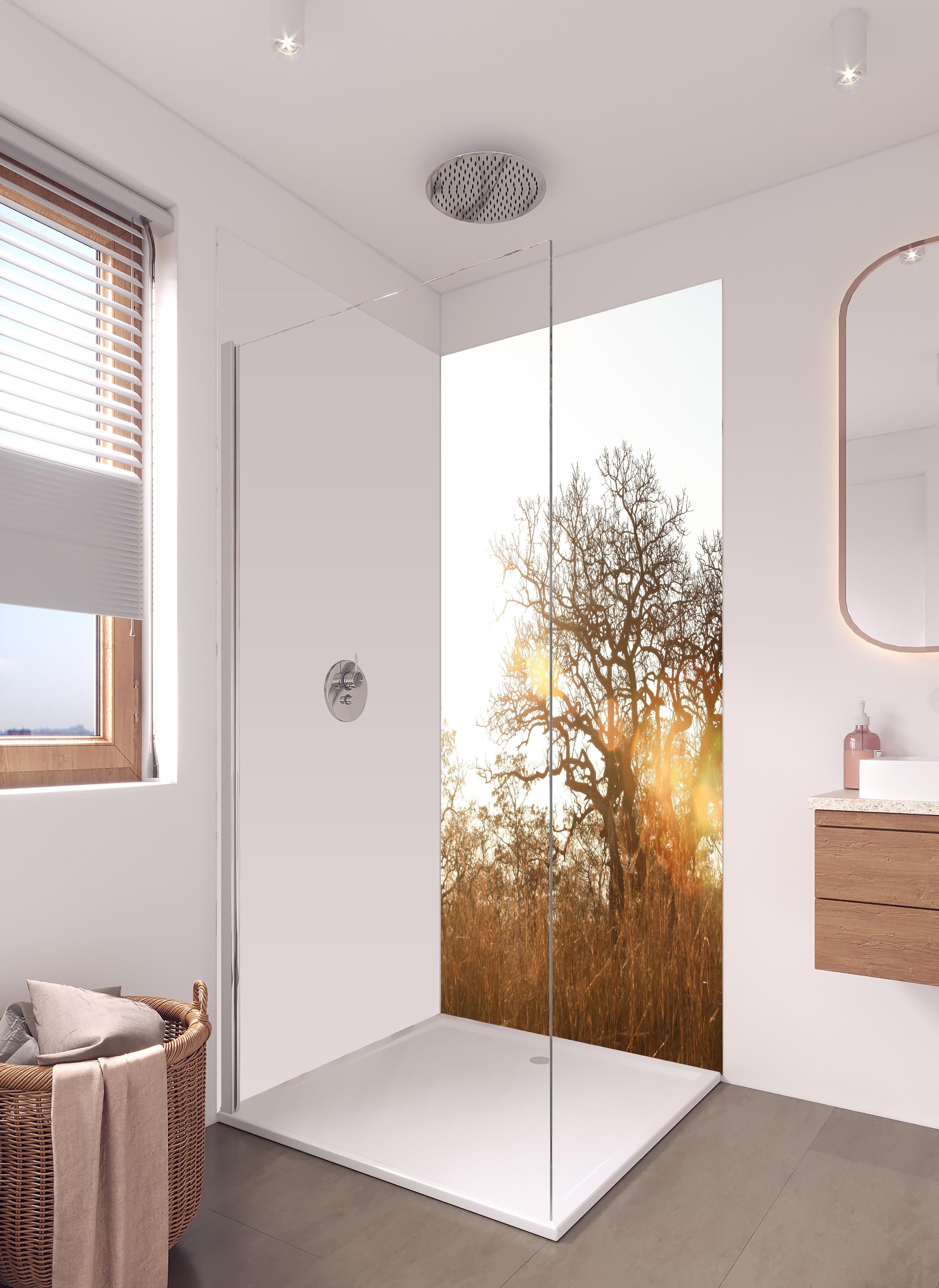 Duschrückwand - Baum im Feld in hellem Badezimmer mit Regenduschkopf - zweiteilige Eck-Duschrückwand