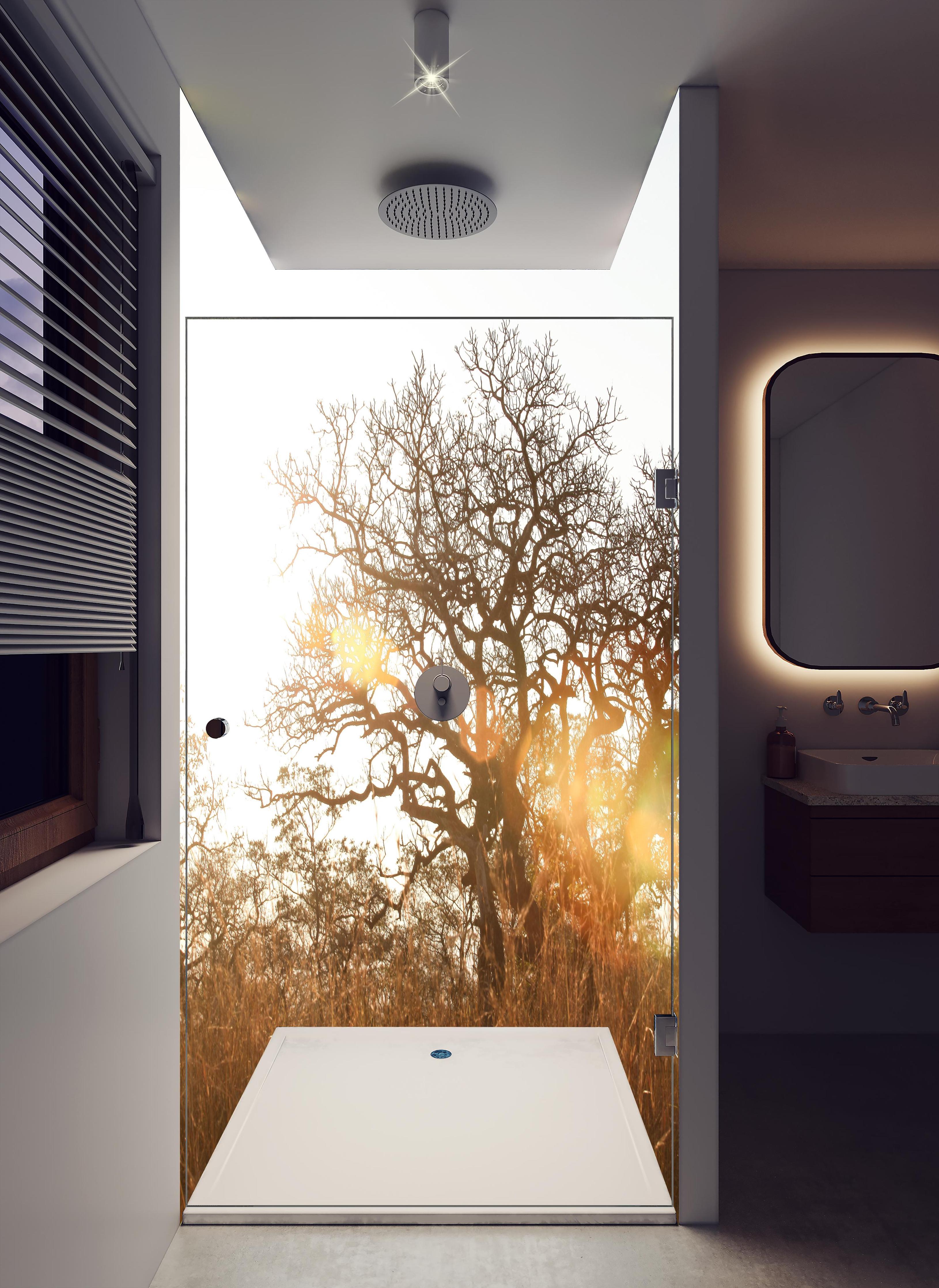 Duschrückwand - Baum im Feld in hellem Badezimmer mit Regenduschkopf - zweiteilige Eck-Duschrückwand