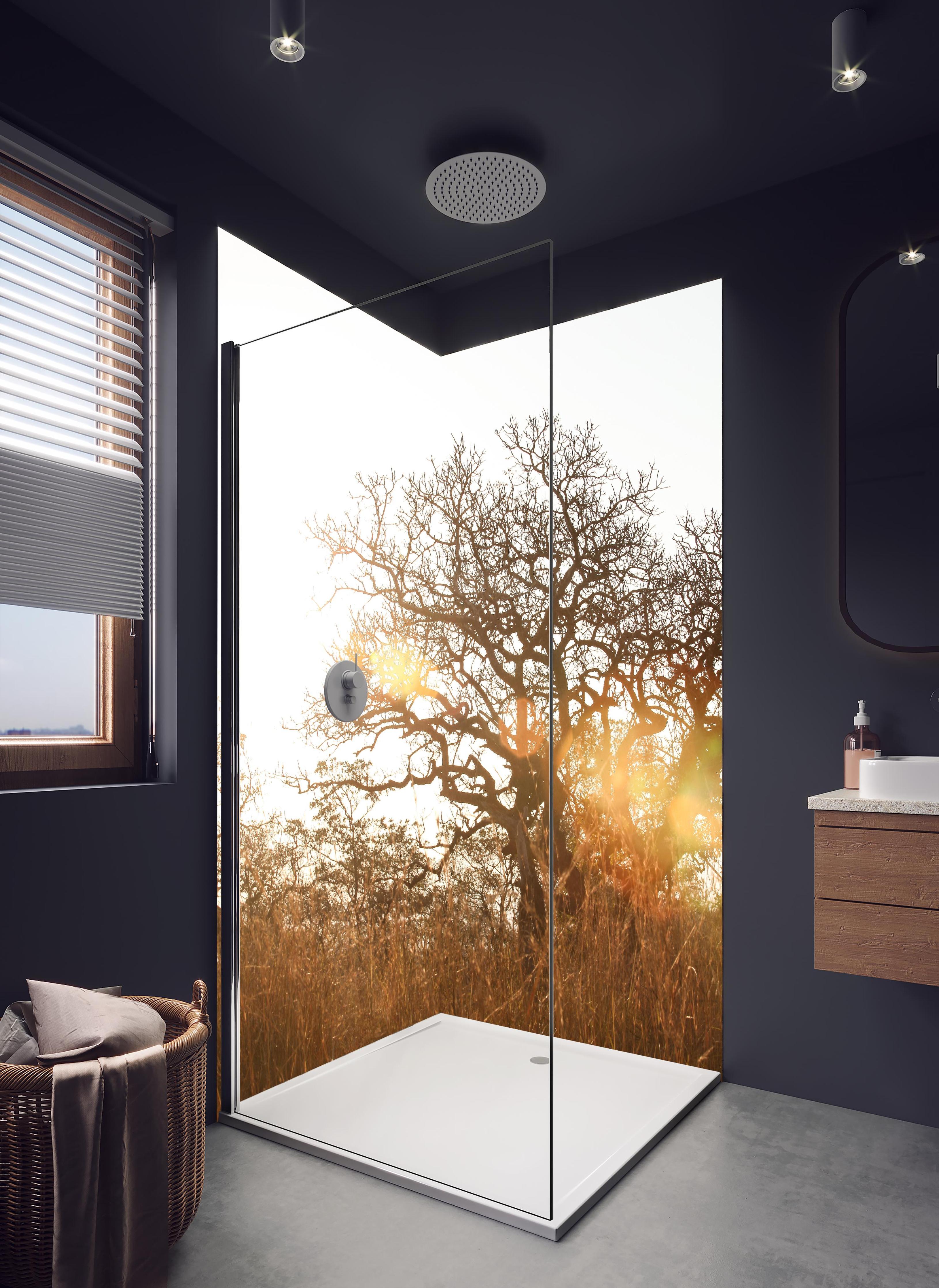Duschrückwand - Baum im Feld in hellem Badezimmer mit Regenduschkopf - zweiteilige Eck-Duschrückwand