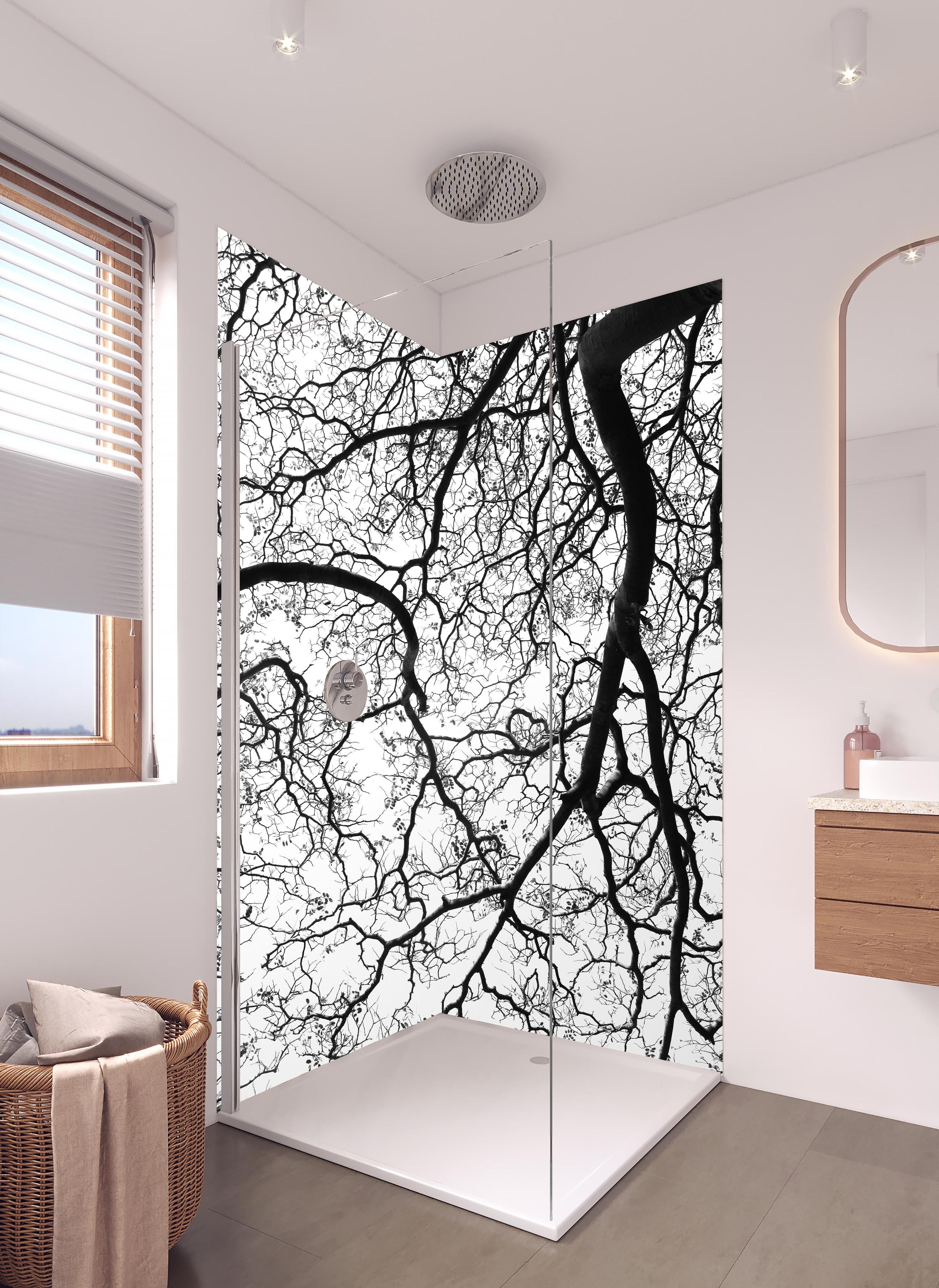 Duschrückwand - Baumkrone im Winterschlaf in hellem Badezimmer mit Regenduschkopf - zweiteilige Eck-Duschrückwand