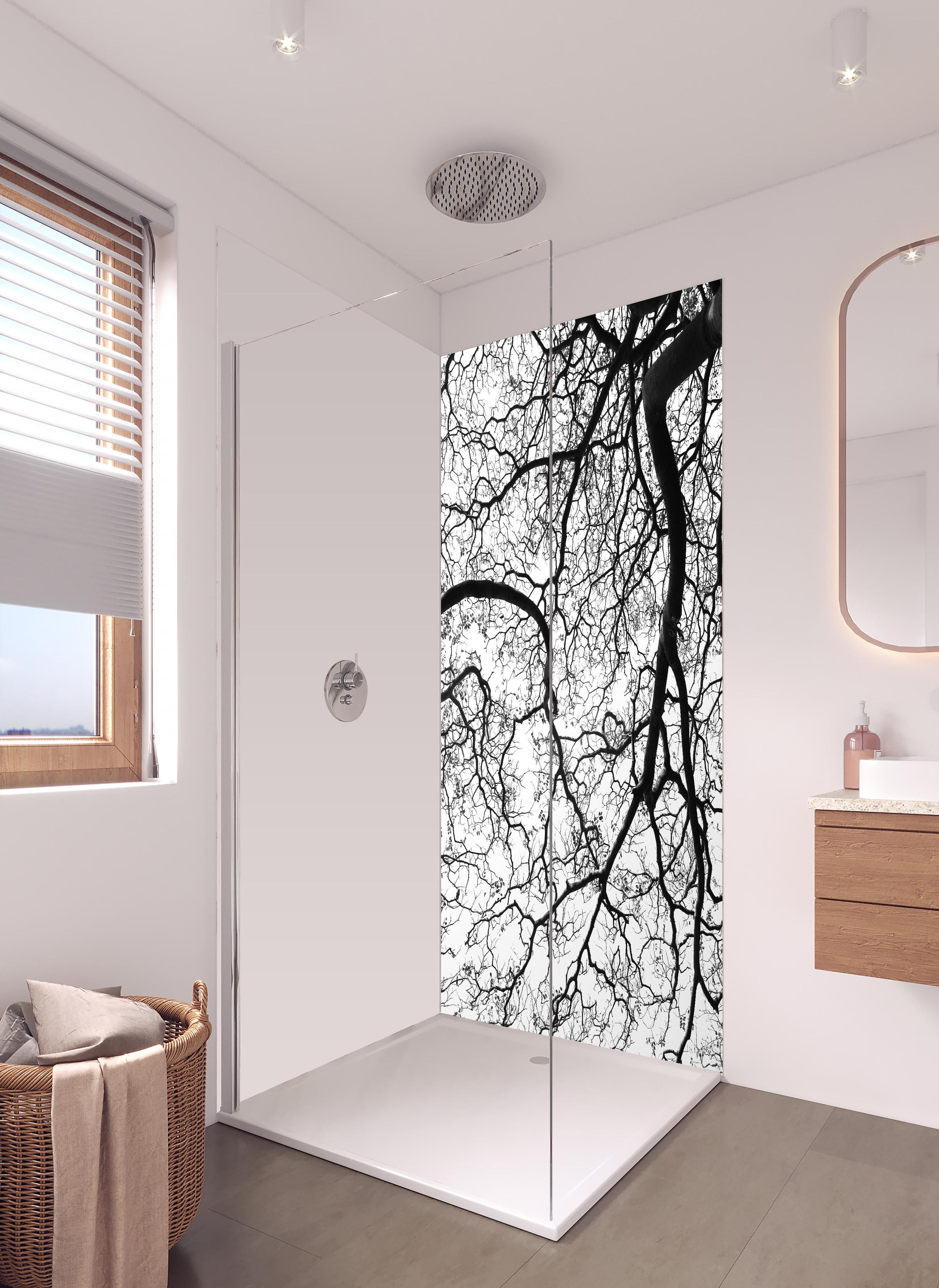 Duschrückwand - Baumkrone im Winterschlaf in hellem Badezimmer mit Regenduschkopf - zweiteilige Eck-Duschrückwand