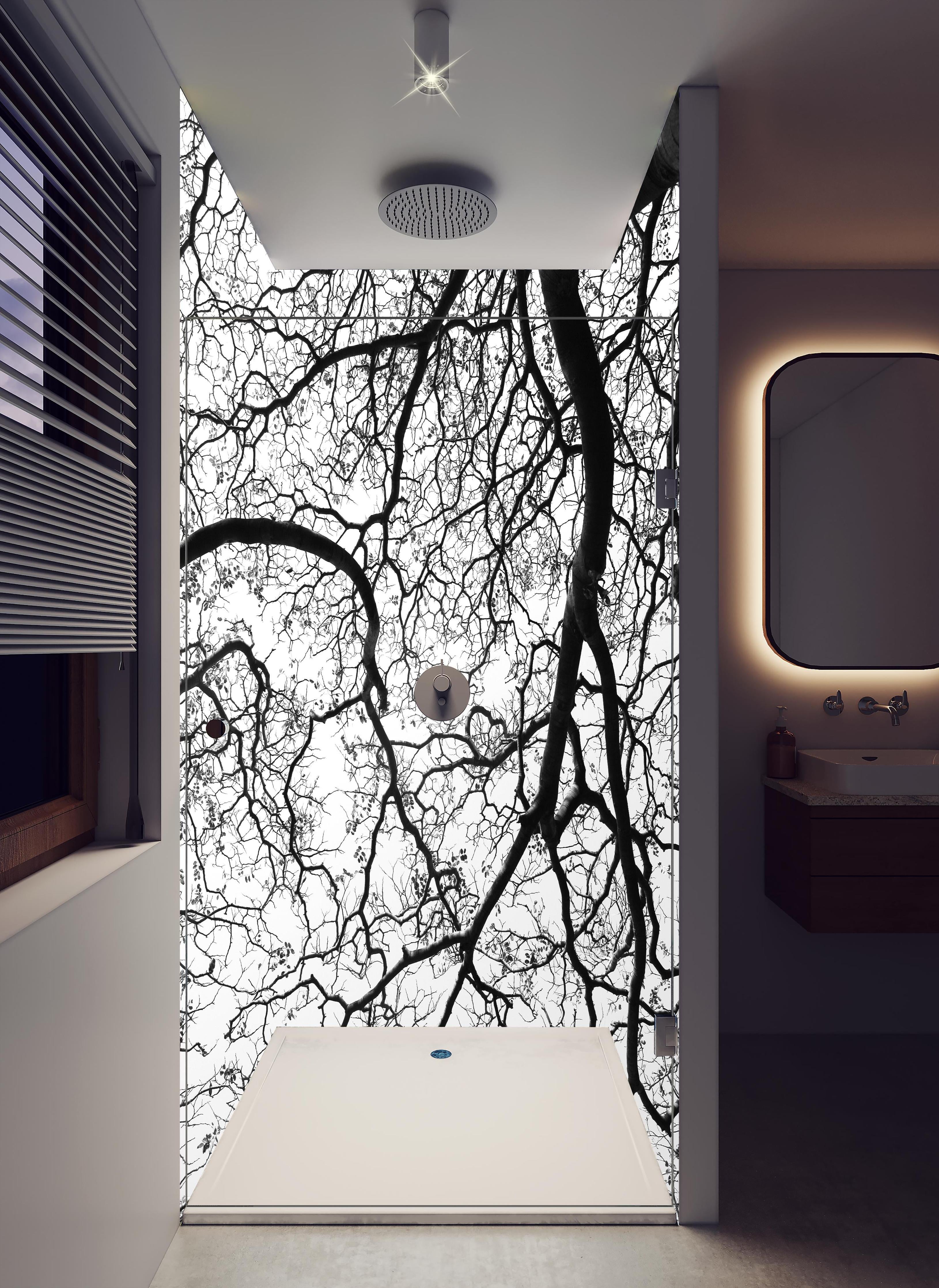 Duschrückwand - Baumkrone im Winterschlaf in hellem Badezimmer mit Regenduschkopf - zweiteilige Eck-Duschrückwand