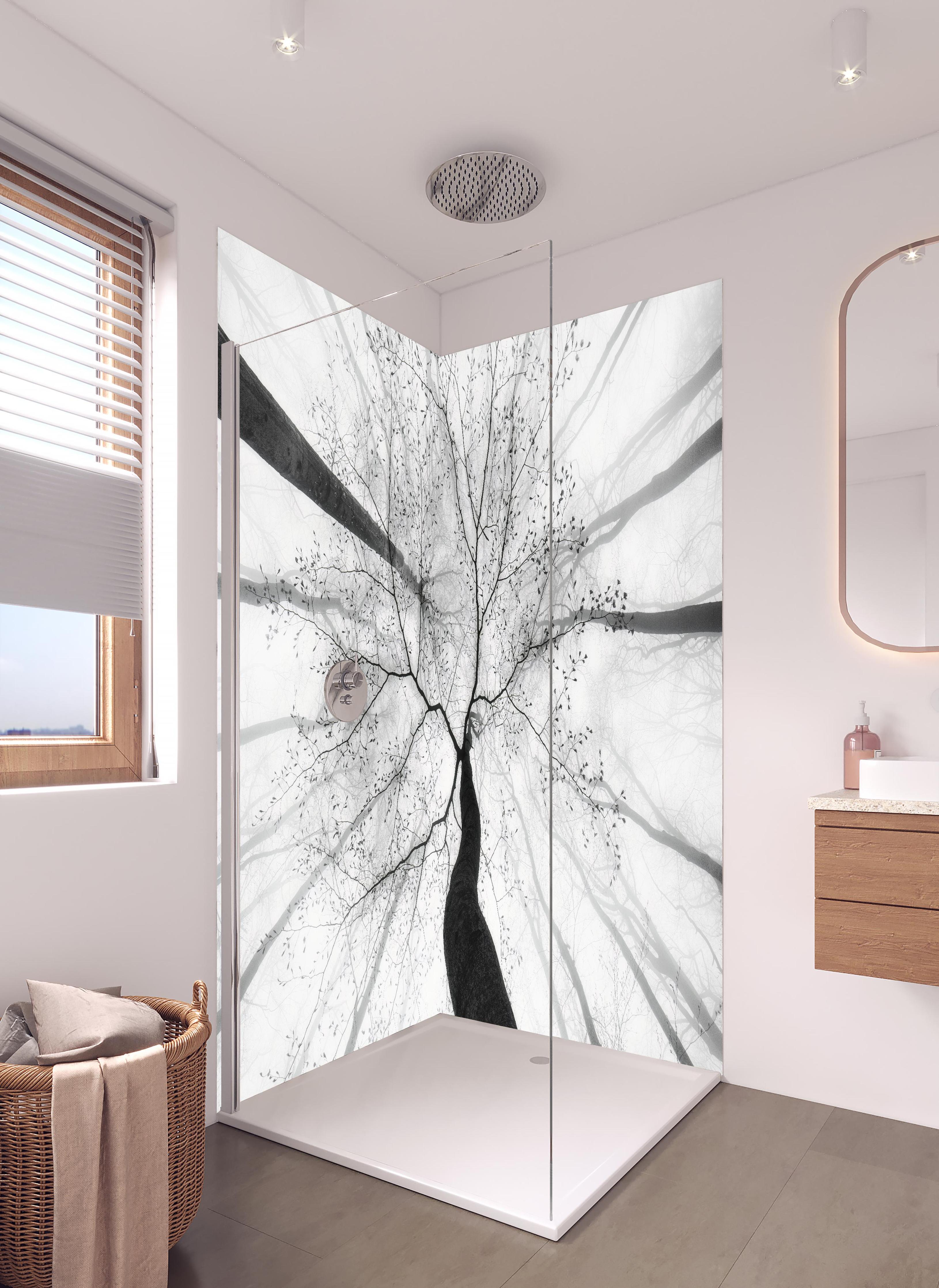 Duschrückwand - Baumkrone von unten im Winter in hellem Badezimmer mit Regenduschkopf - zweiteilige Eck-Duschrückwand