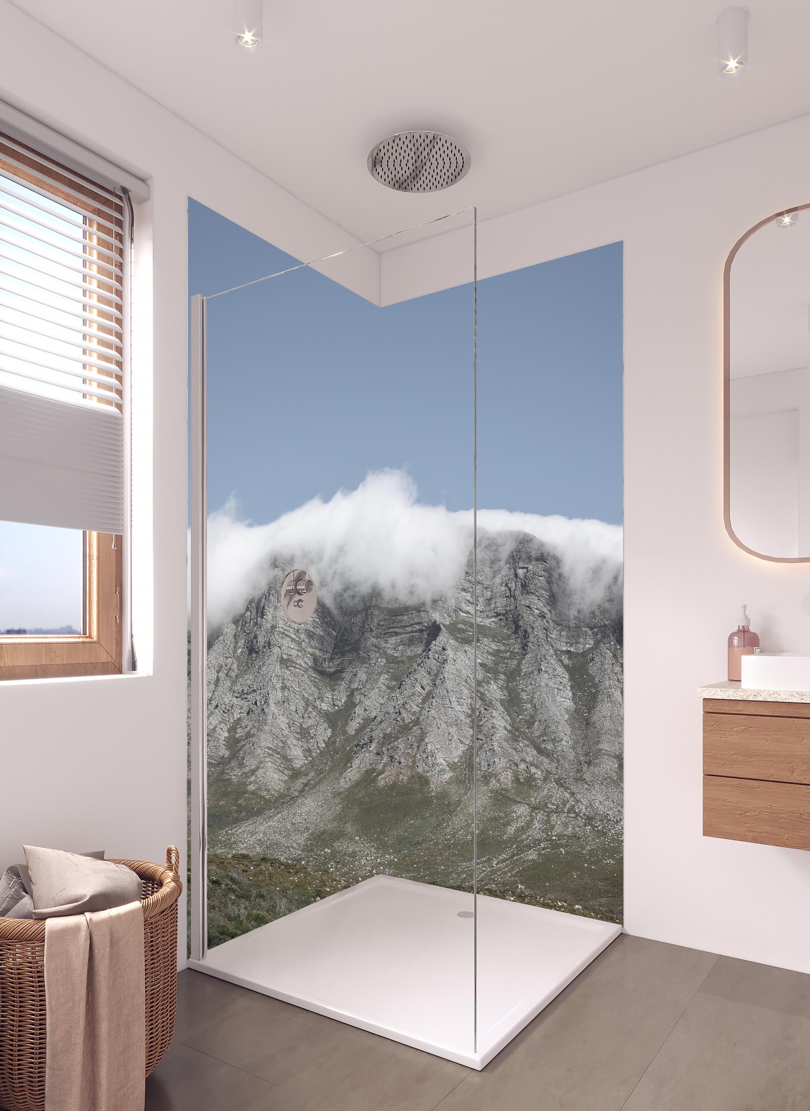 Duschrückwand - Beeindruckende Bergspitzen umhüllt von Wolken in hellem Badezimmer mit Regenduschkopf - zweiteilige Eck-Duschrückwand