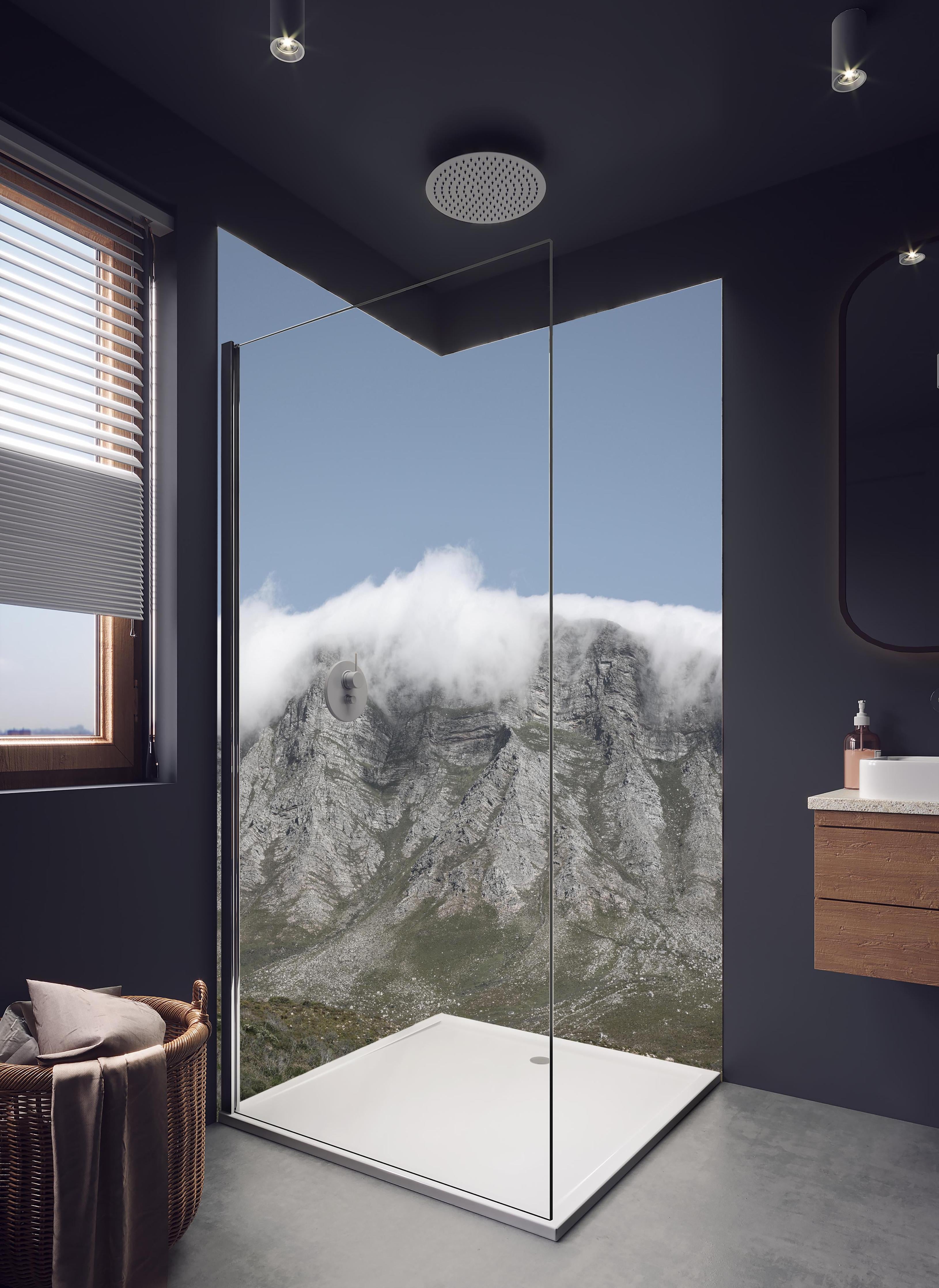 Duschrückwand - Beeindruckende Bergspitzen umhüllt von Wolken in hellem Badezimmer mit Regenduschkopf - zweiteilige Eck-Duschrückwand