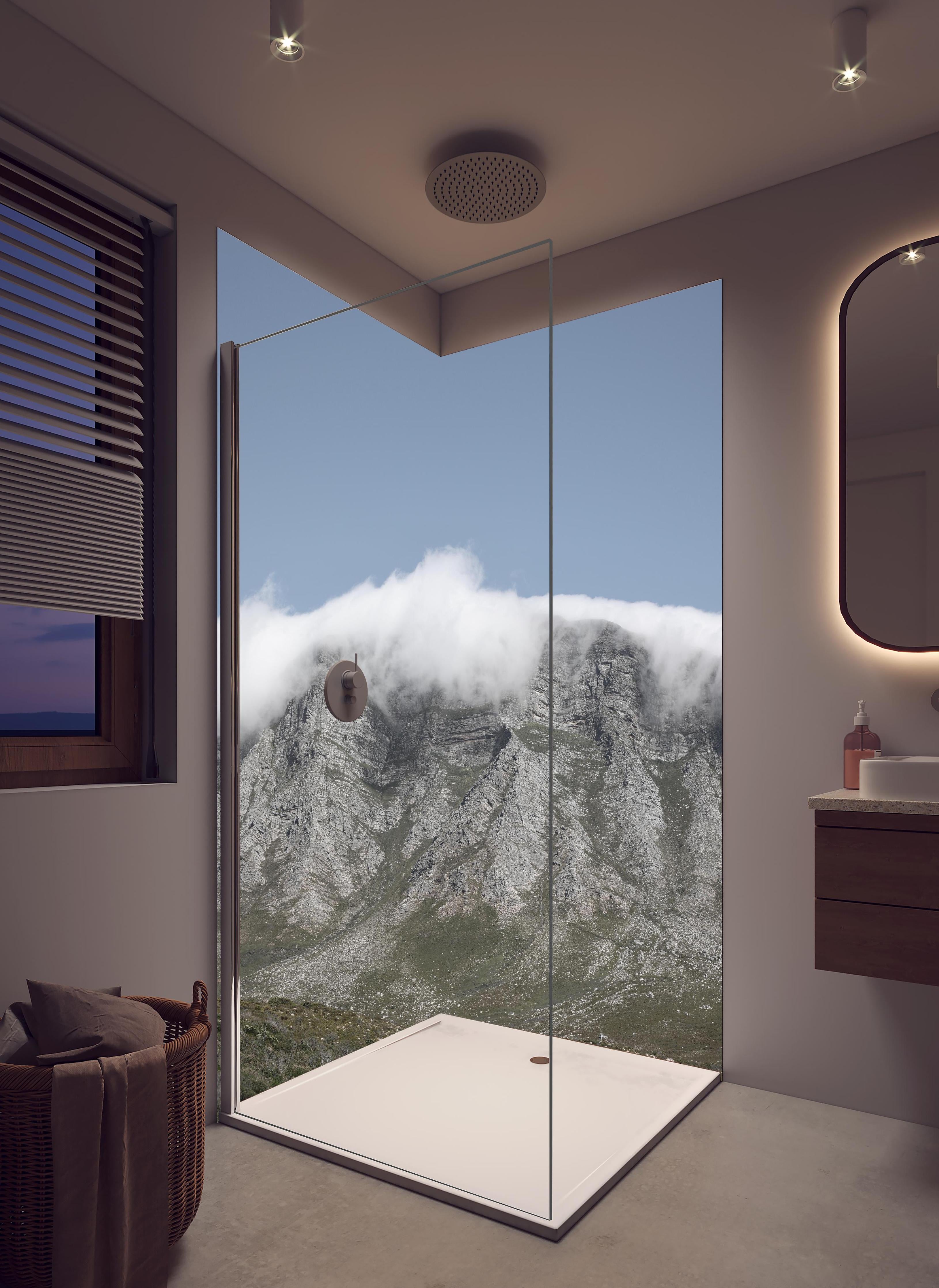Duschrückwand - Beeindruckende Bergspitzen umhüllt von Wolken in hellem Badezimmer mit Regenduschkopf - zweiteilige Eck-Duschrückwand
