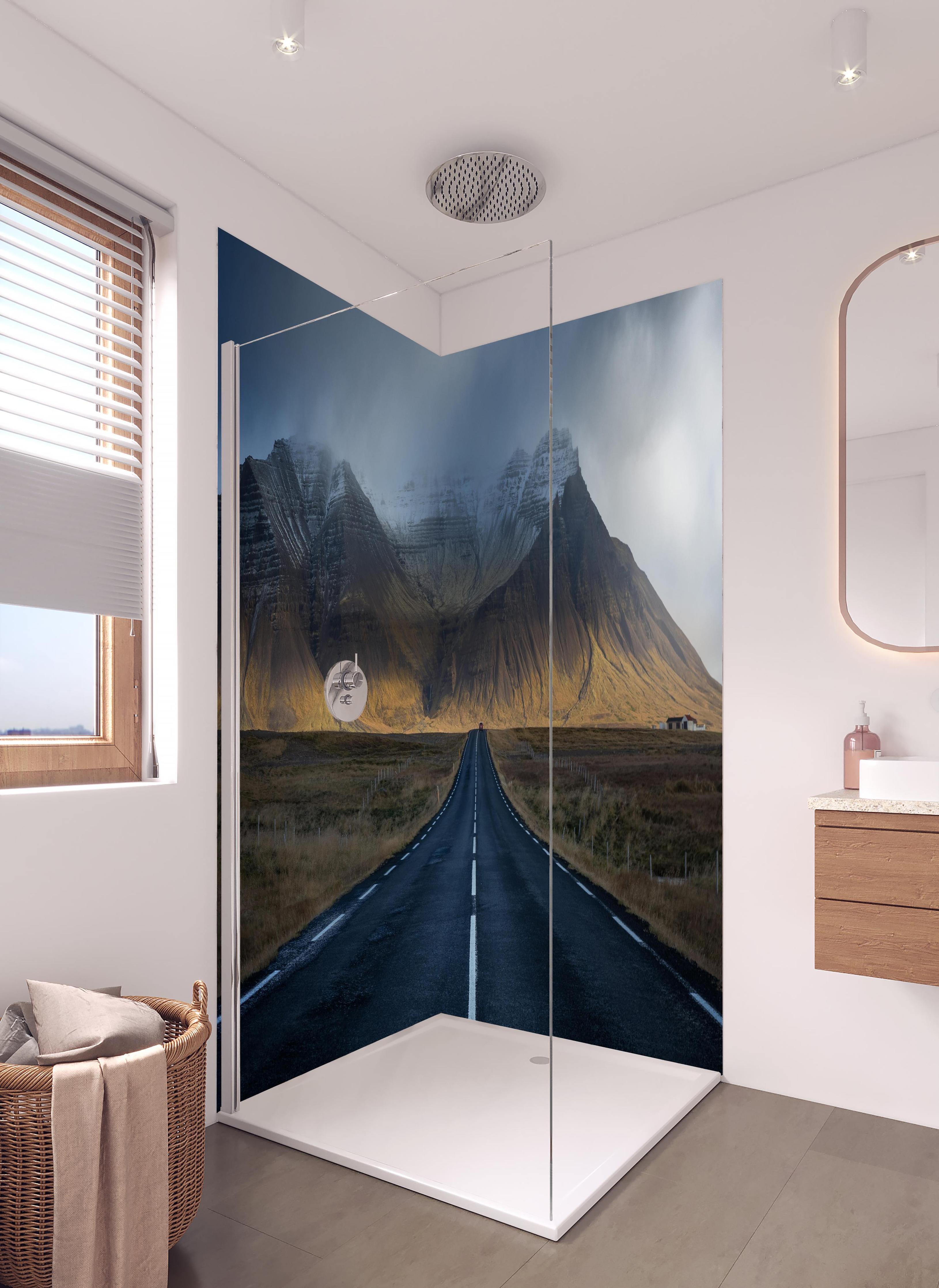 Duschrückwand - Beeindruckende Straße durch isländische Bergwelt in hellem Badezimmer mit Regenduschkopf - zweiteilige Eck-Duschrückwand