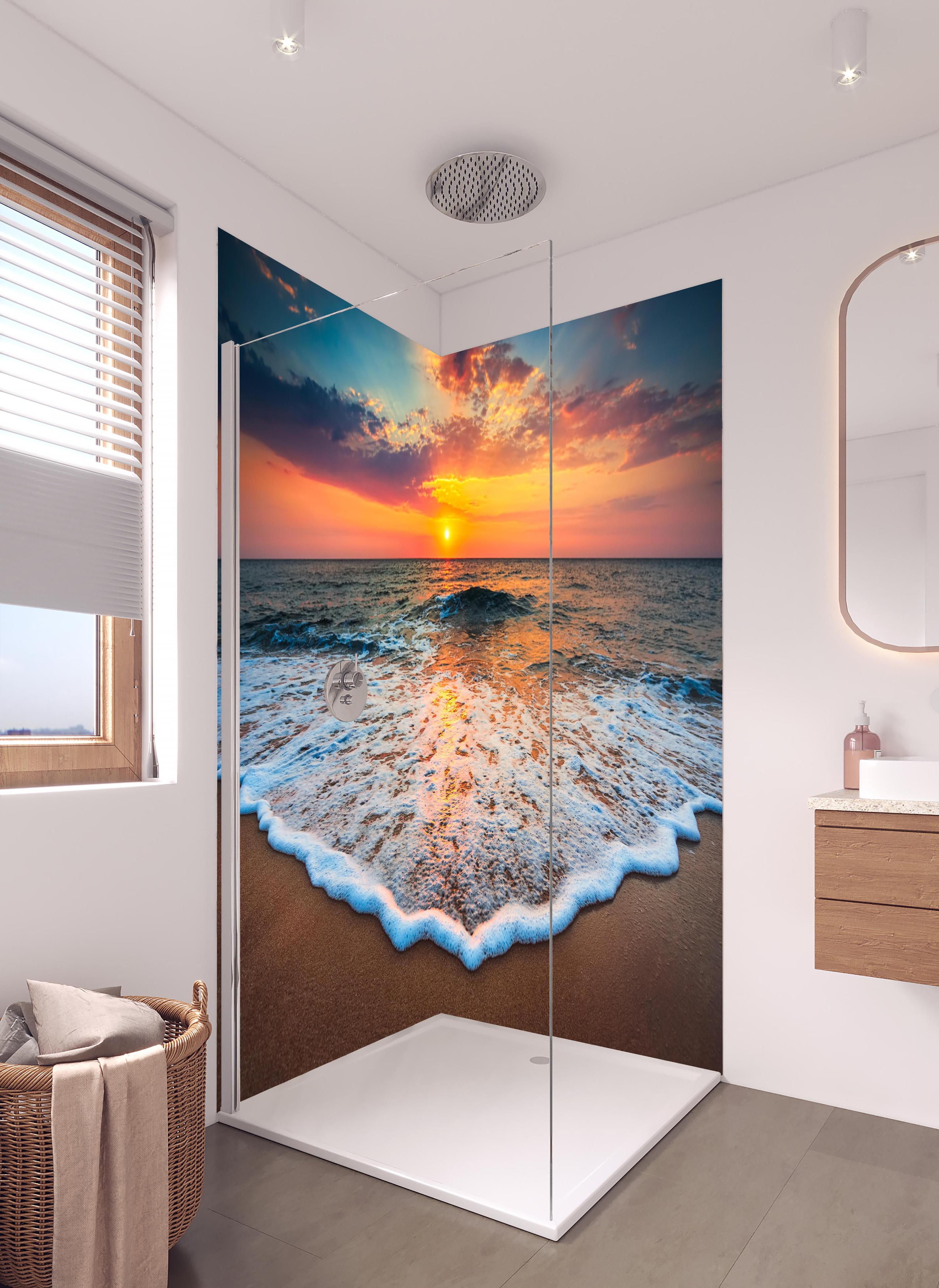 Duschrückwand - Beeindruckender Sonnenaufgang über dem Ozean in hellem Badezimmer mit Regenduschkopf - zweiteilige Eck-Duschrückwand