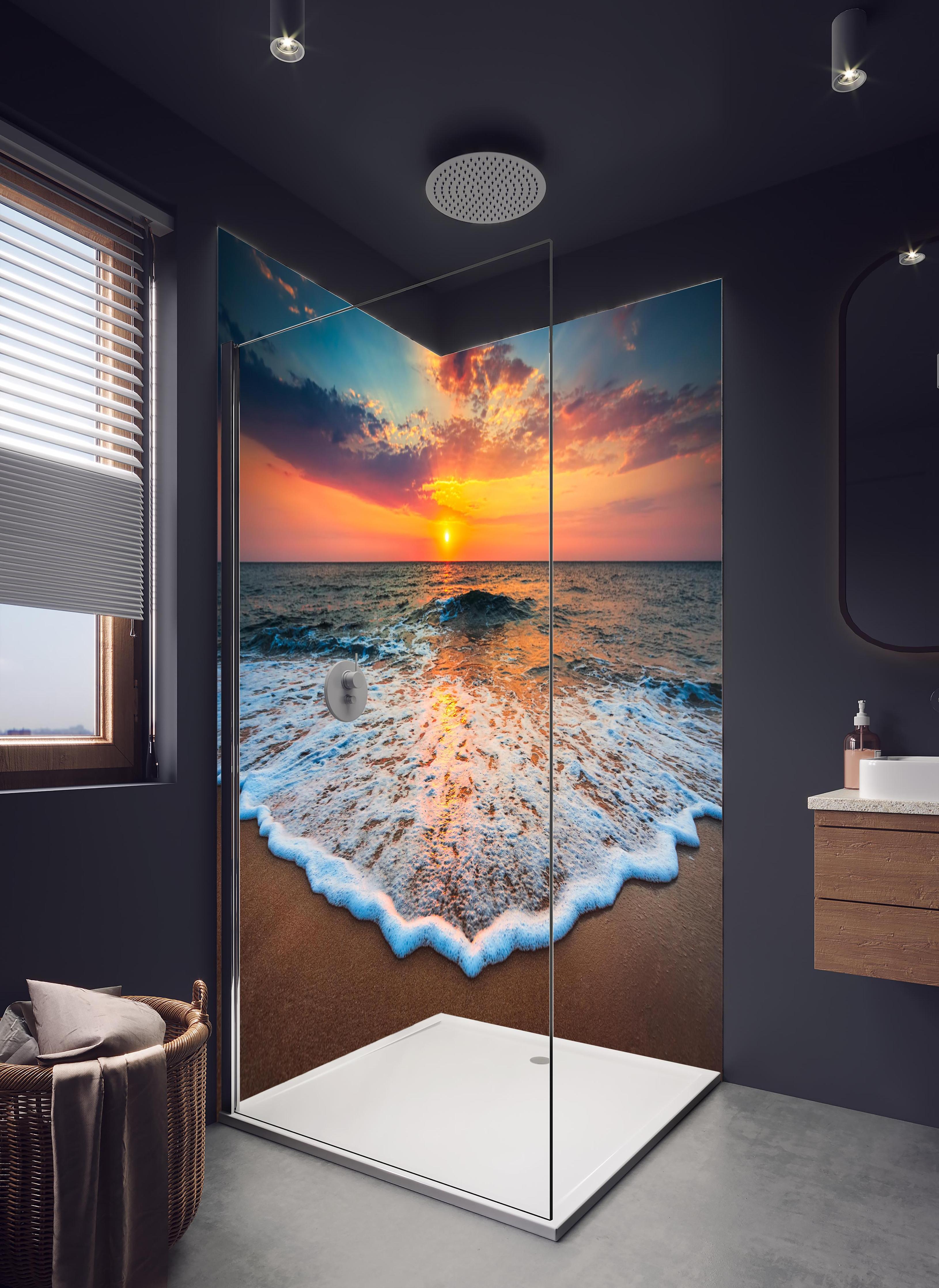 Duschrückwand - Beeindruckender Sonnenaufgang über dem Ozean in hellem Badezimmer mit Regenduschkopf - zweiteilige Eck-Duschrückwand