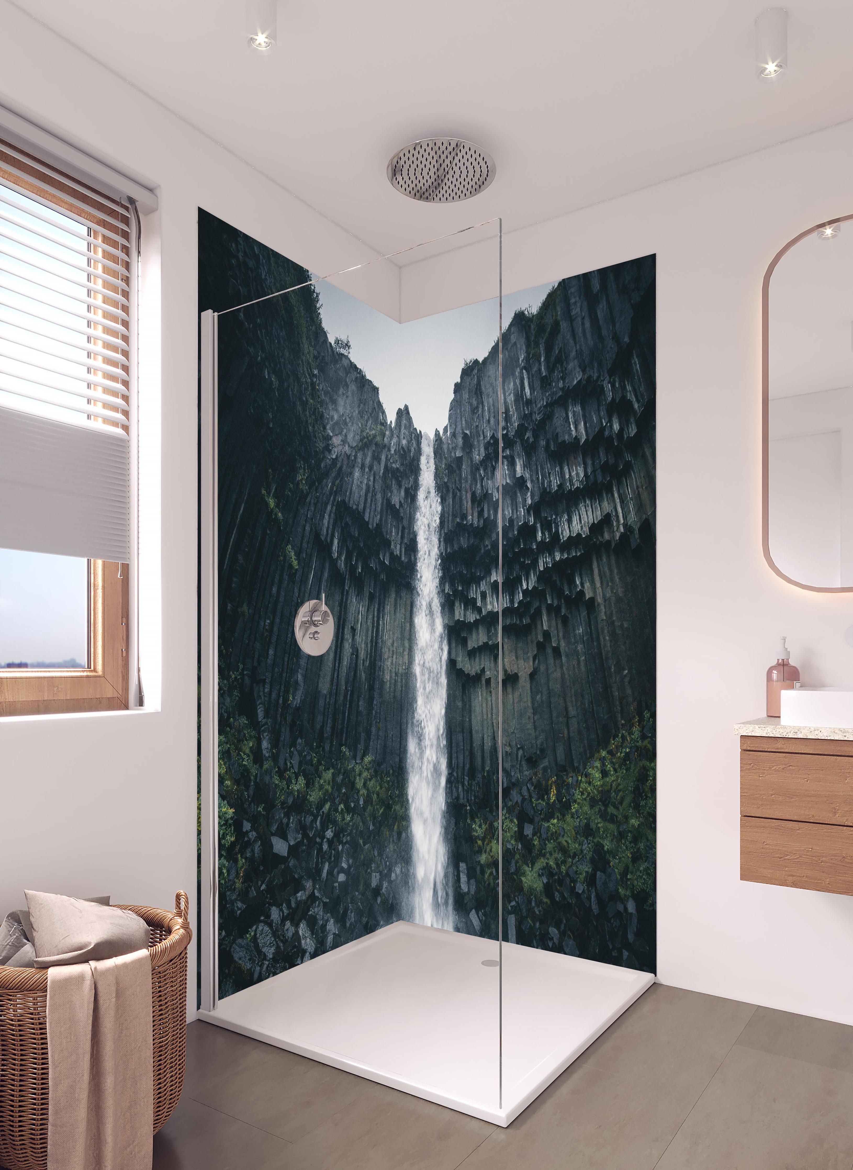 Duschrückwand - Beeindruckender Svartifoss Wasserfall in hellem Badezimmer mit Regenduschkopf - zweiteilige Eck-Duschrückwand