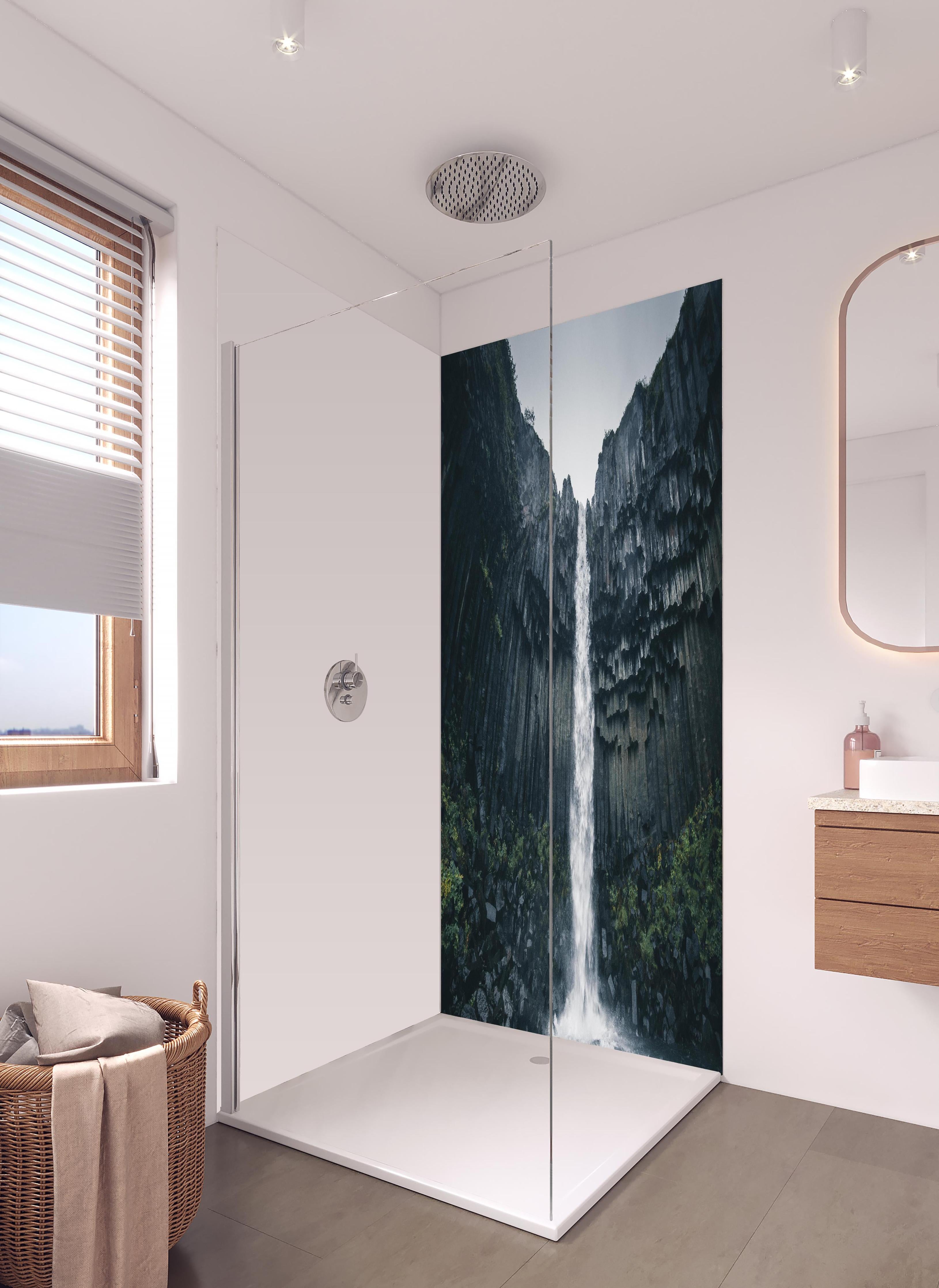 Duschrückwand - Beeindruckender Svartifoss Wasserfall in hellem Badezimmer mit Regenduschkopf - zweiteilige Eck-Duschrückwand