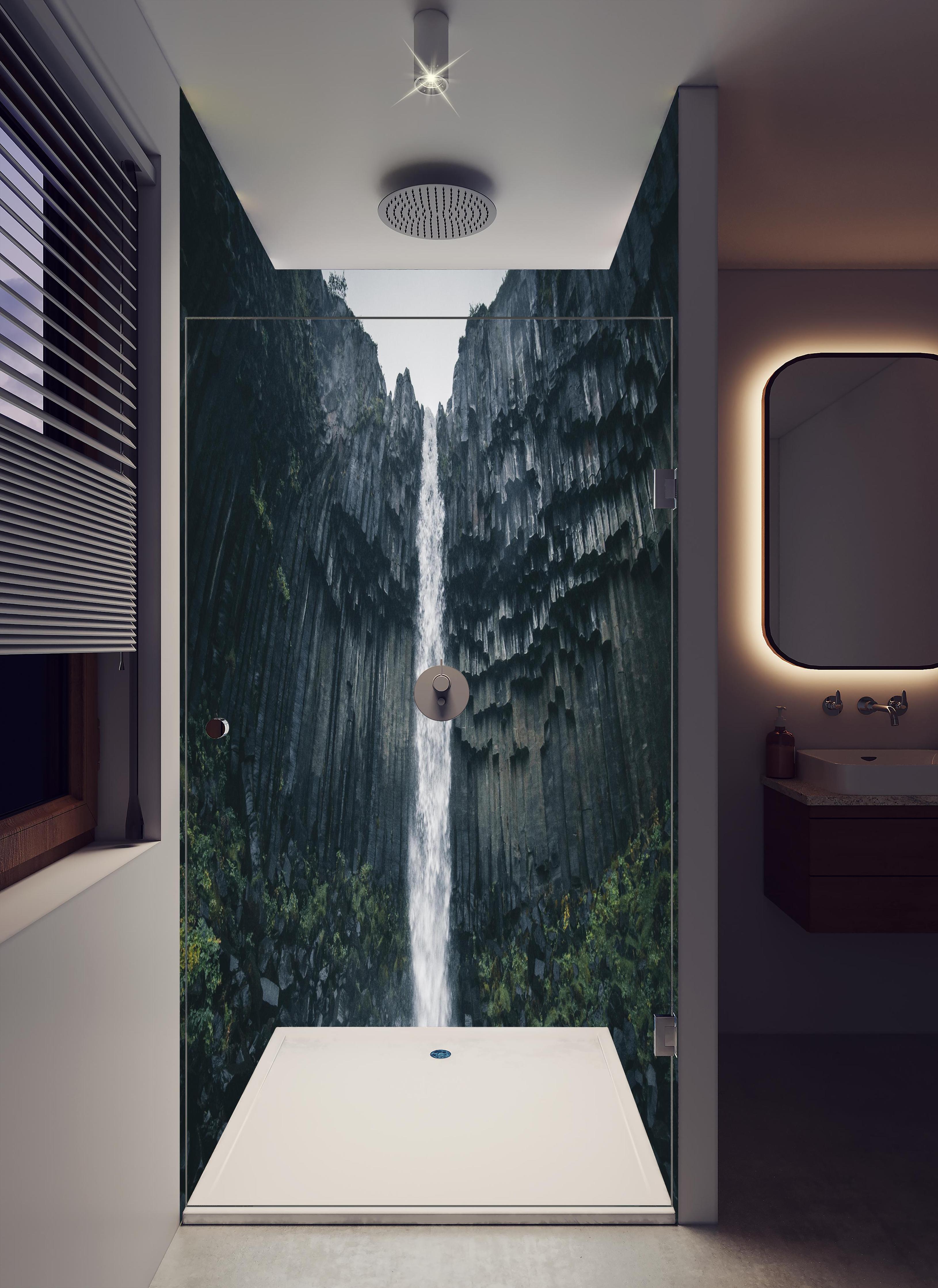 Duschrückwand - Beeindruckender Svartifoss Wasserfall in hellem Badezimmer mit Regenduschkopf - zweiteilige Eck-Duschrückwand
