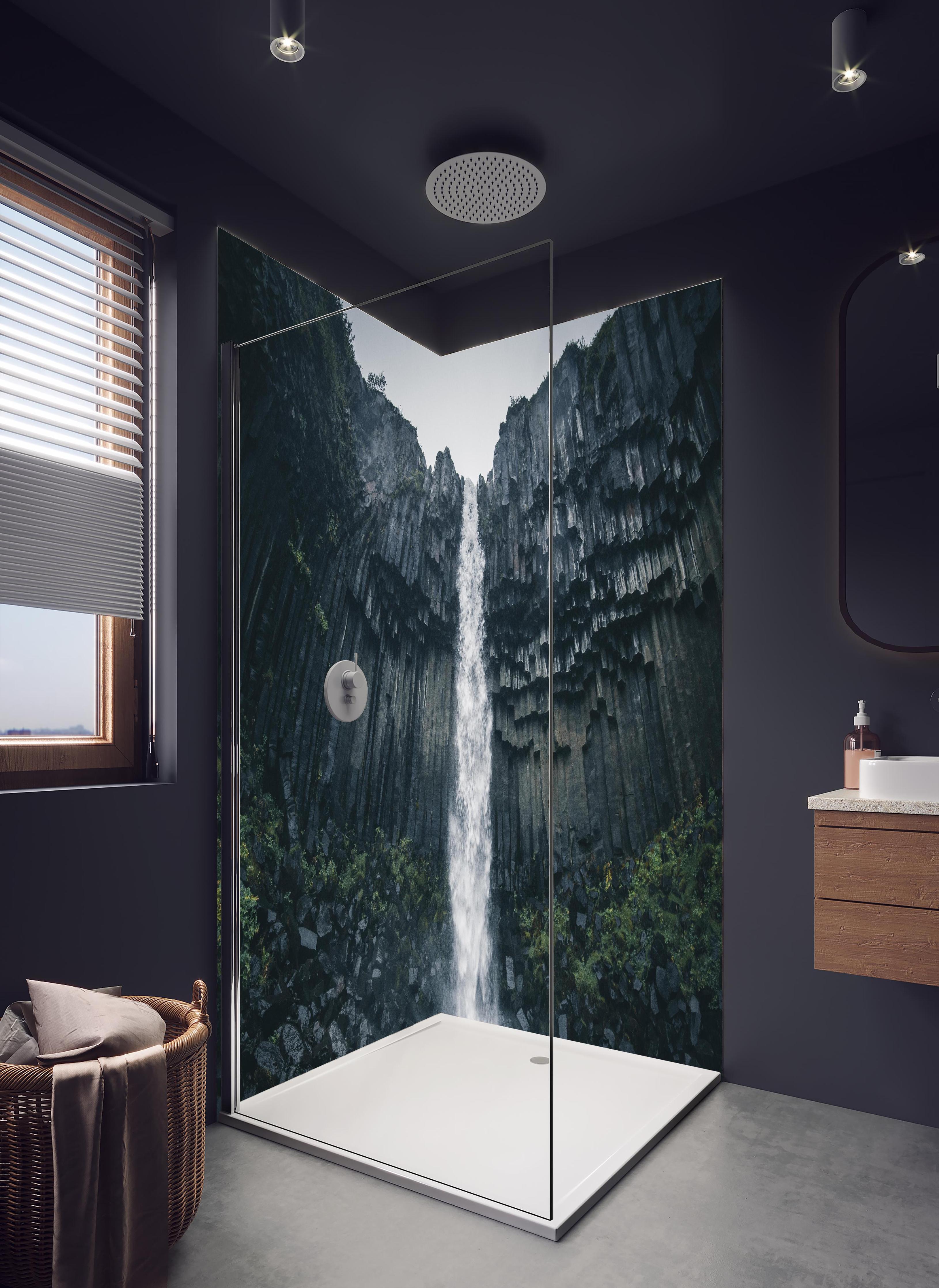 Duschrückwand - Beeindruckender Svartifoss Wasserfall in hellem Badezimmer mit Regenduschkopf - zweiteilige Eck-Duschrückwand
