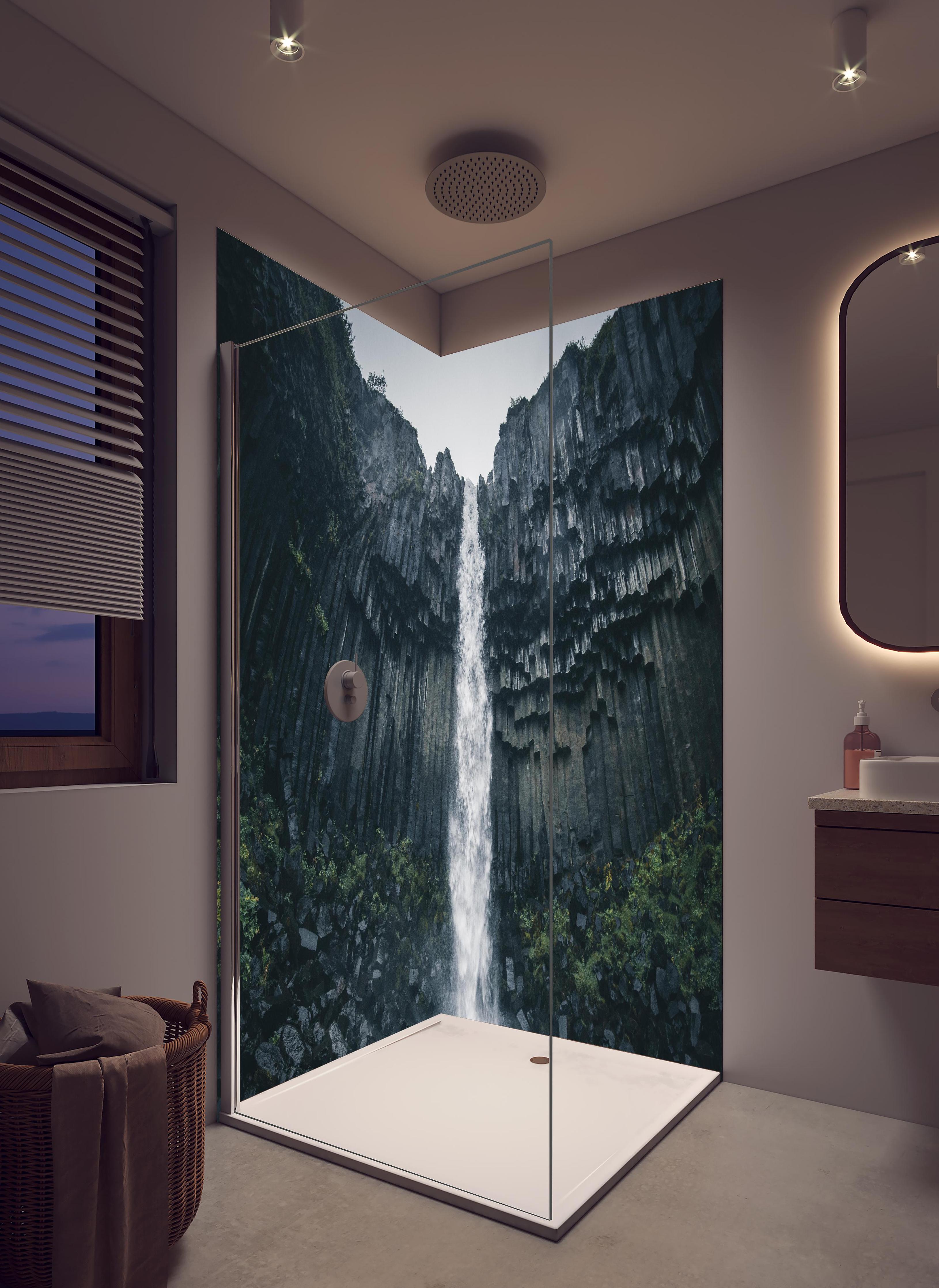 Duschrückwand - Beeindruckender Svartifoss Wasserfall in hellem Badezimmer mit Regenduschkopf - zweiteilige Eck-Duschrückwand