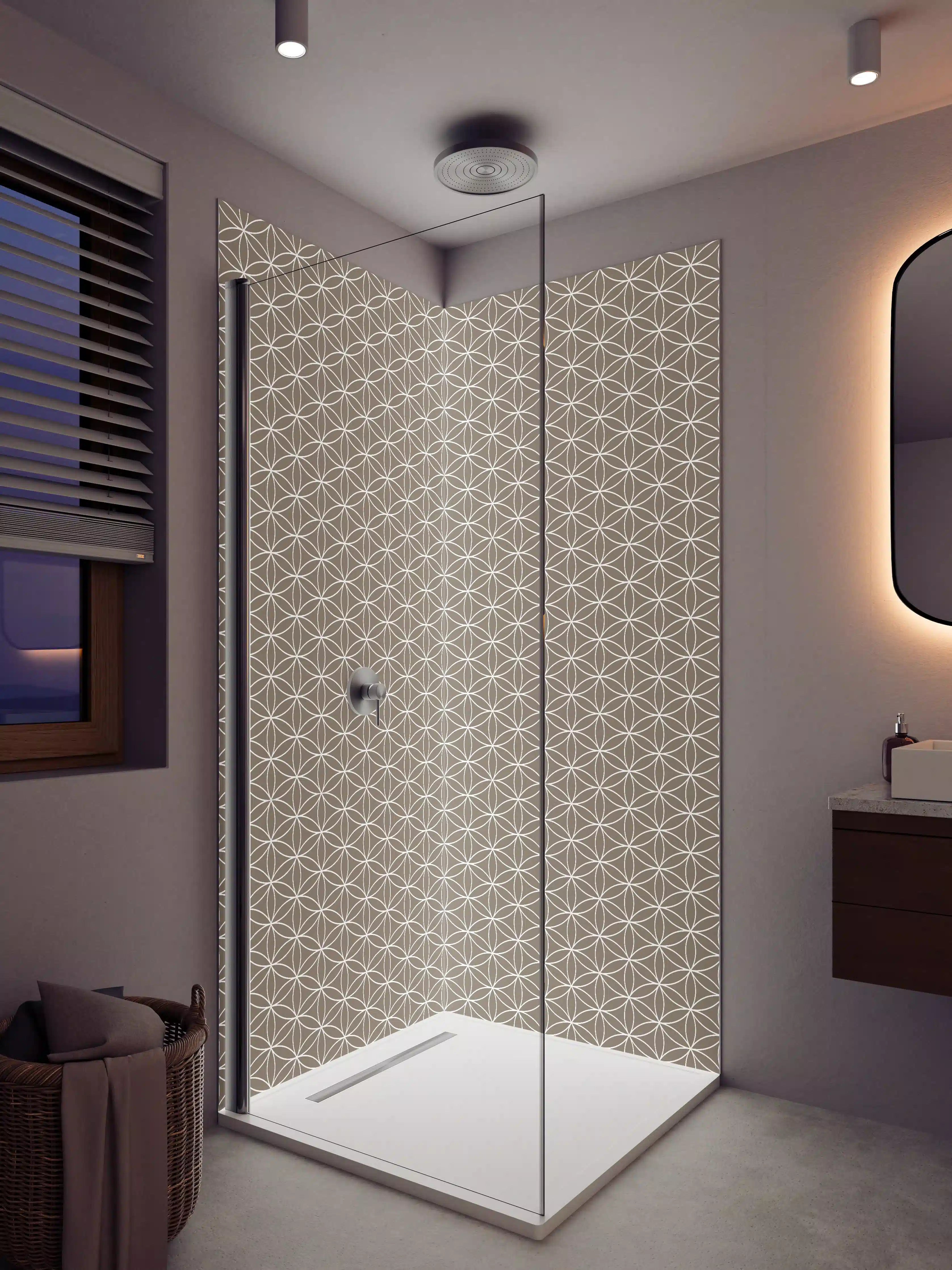 Duschrückwand - Beige Blümchenmuster mit geometrischem Design