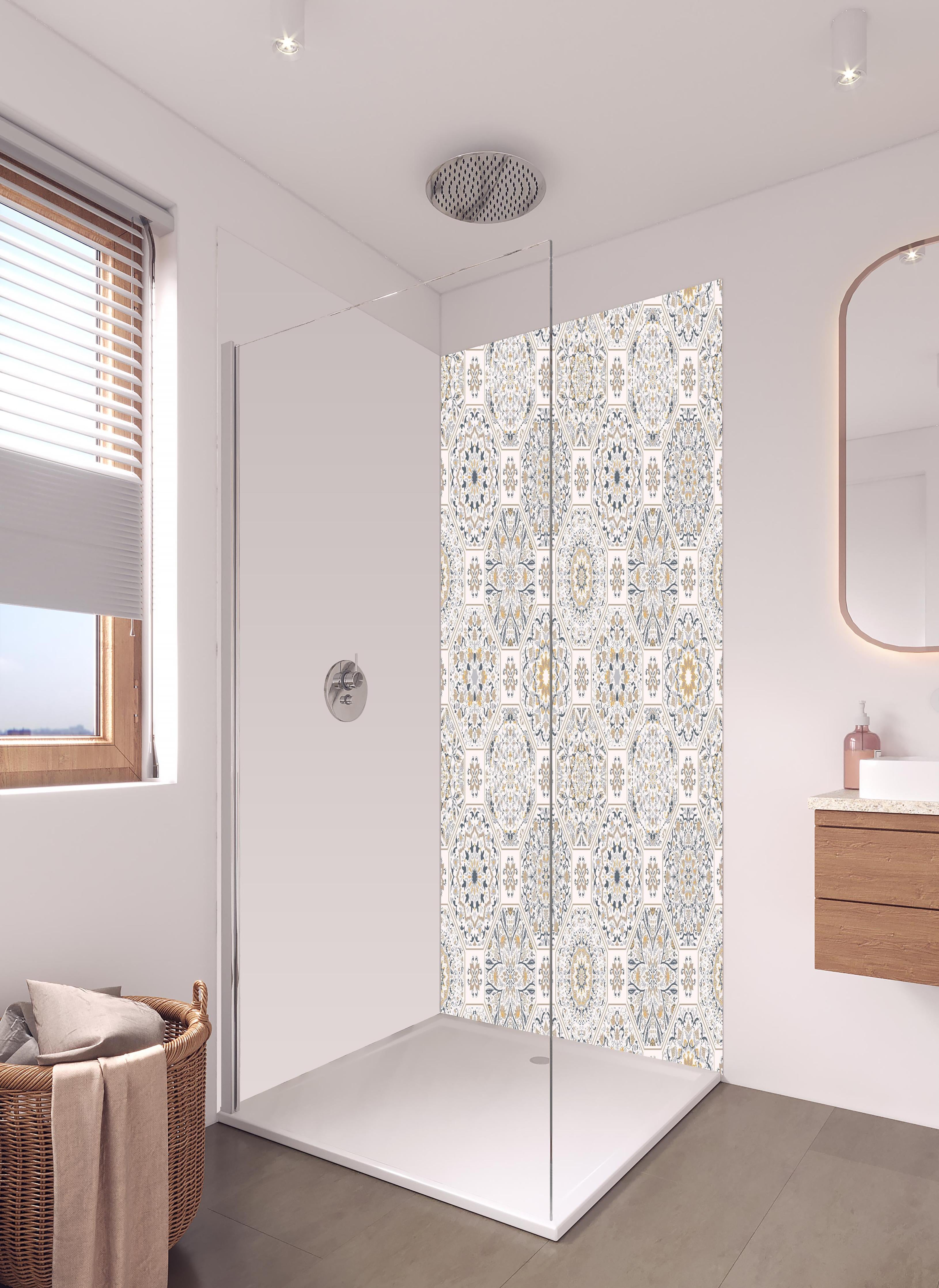 Duschrückwand - Beige Mosaikfliesen Muster mit geometrischen Formen in hellem Badezimmer mit Regenduschkopf - zweiteilige Eck-Duschrückwand