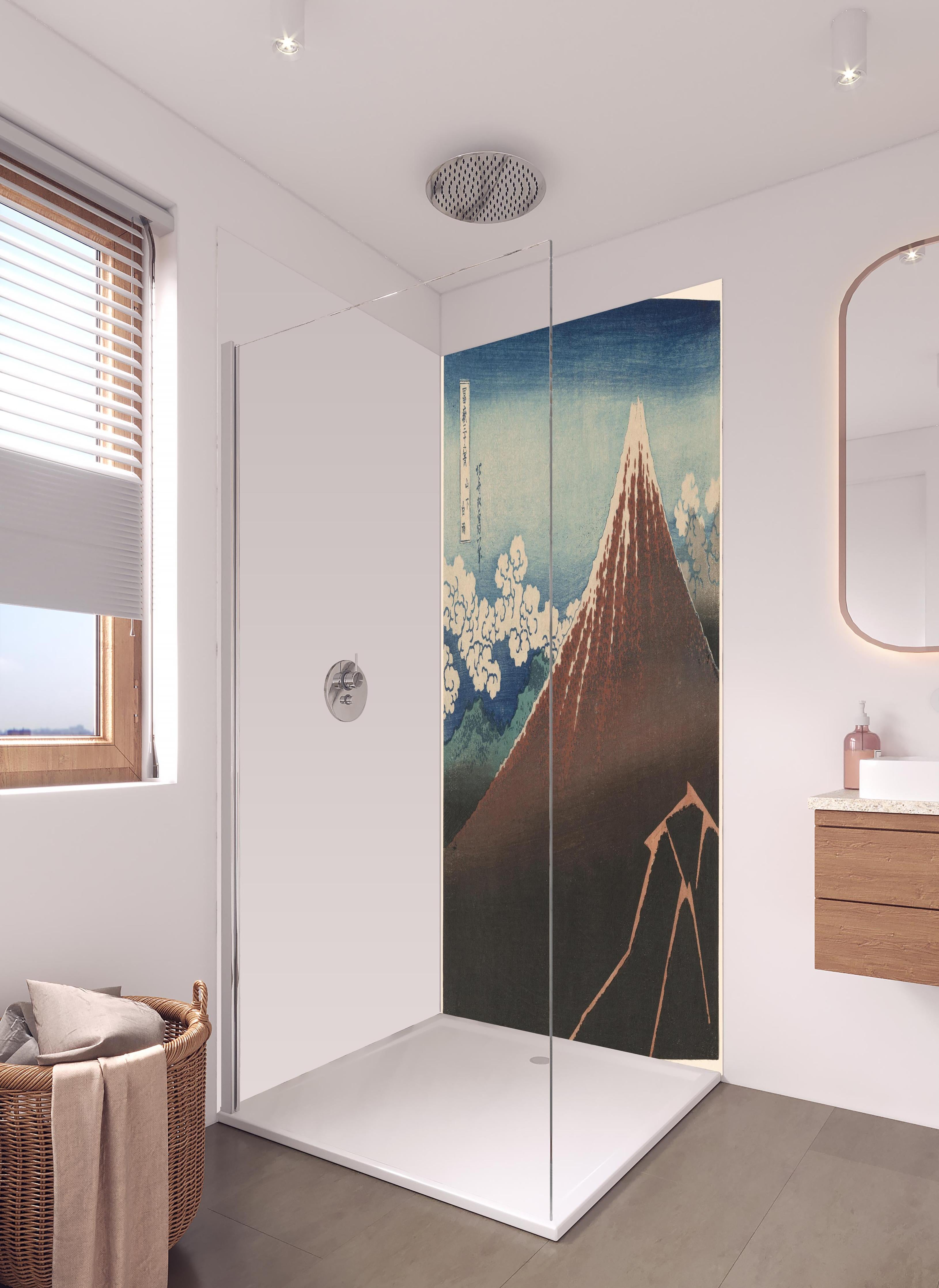 Duschrückwand - Beleuchtete Bergspitze Hokusai Druck in hellem Badezimmer mit Regenduschkopf - zweiteilige Eck-Duschrückwand