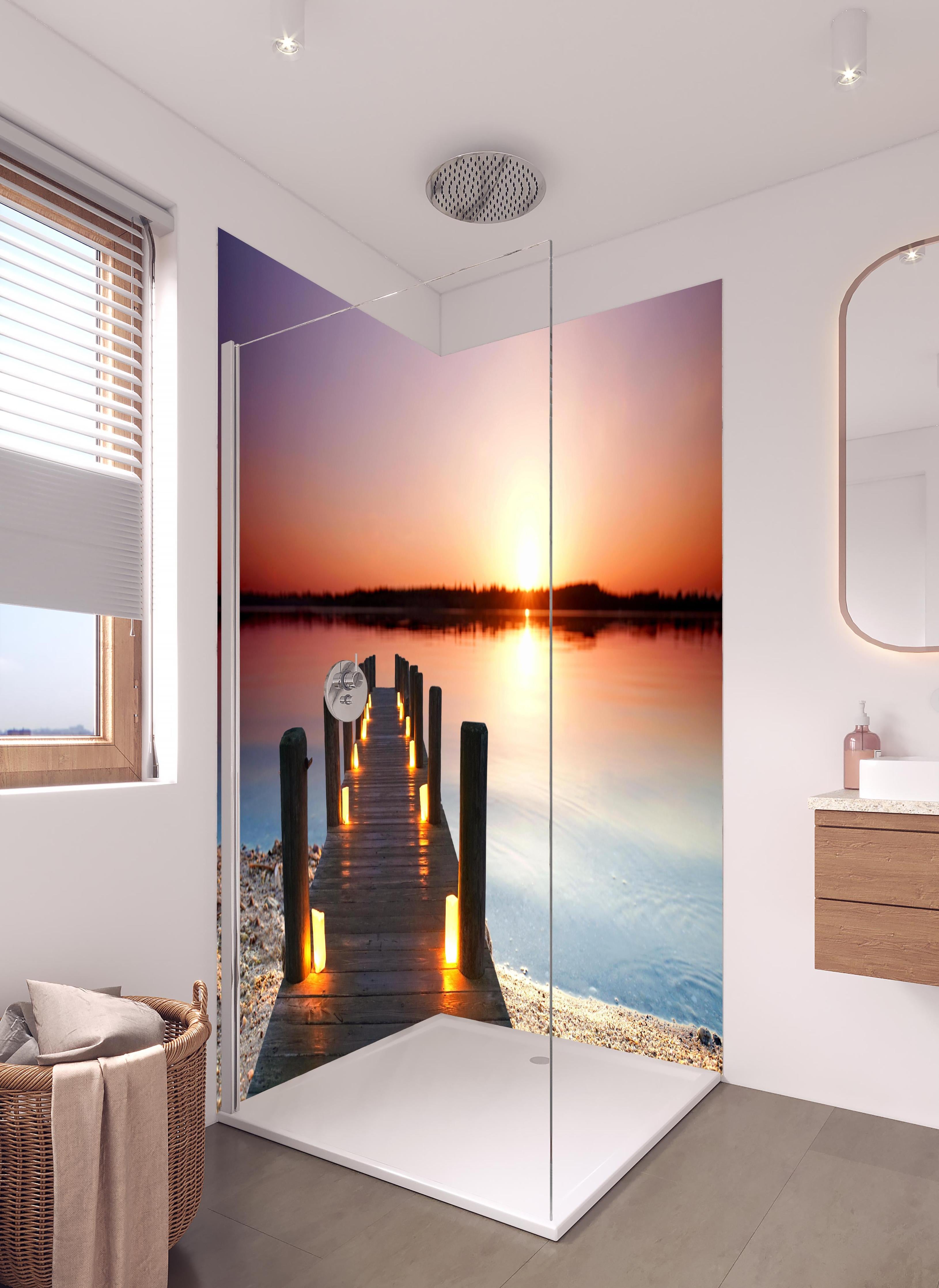 Duschrückwand - Beleuchteter romantischer Steg am Strand in hellem Badezimmer mit Regenduschkopf - zweiteilige Eck-Duschrückwand