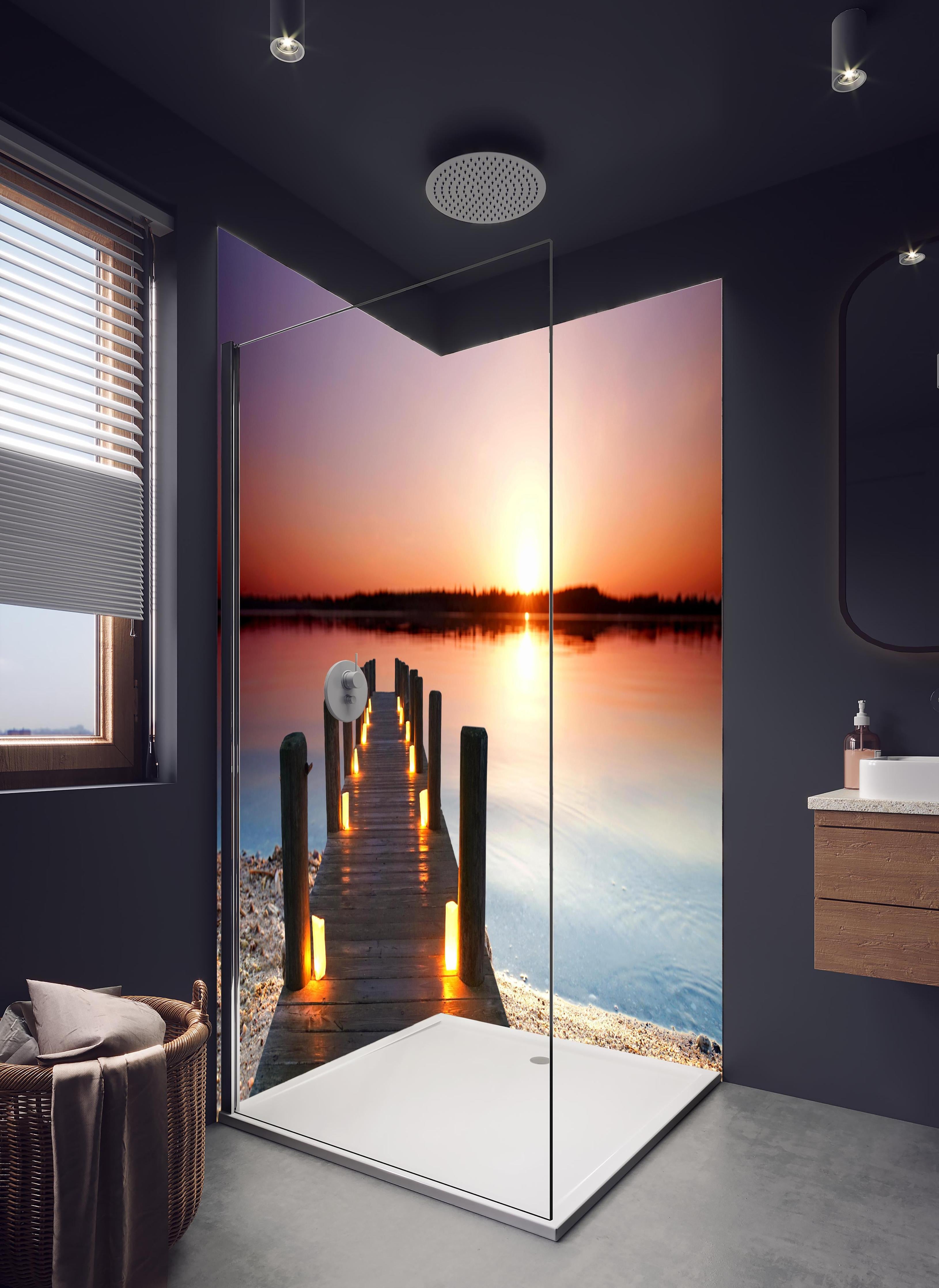 Duschrückwand - Beleuchteter romantischer Steg am Strand in hellem Badezimmer mit Regenduschkopf - zweiteilige Eck-Duschrückwand
