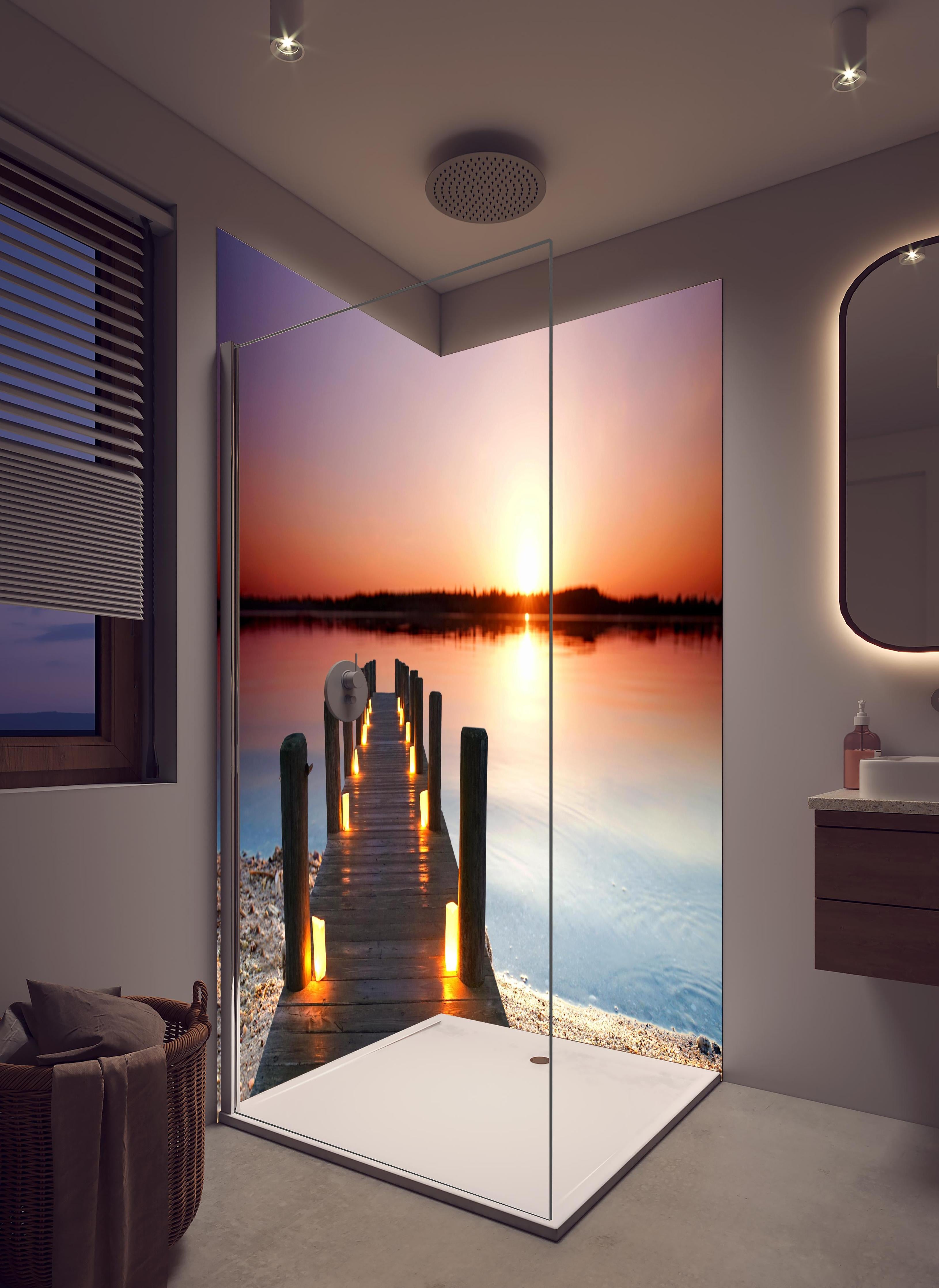 Duschrückwand - Beleuchteter romantischer Steg am Strand in hellem Badezimmer mit Regenduschkopf - zweiteilige Eck-Duschrückwand