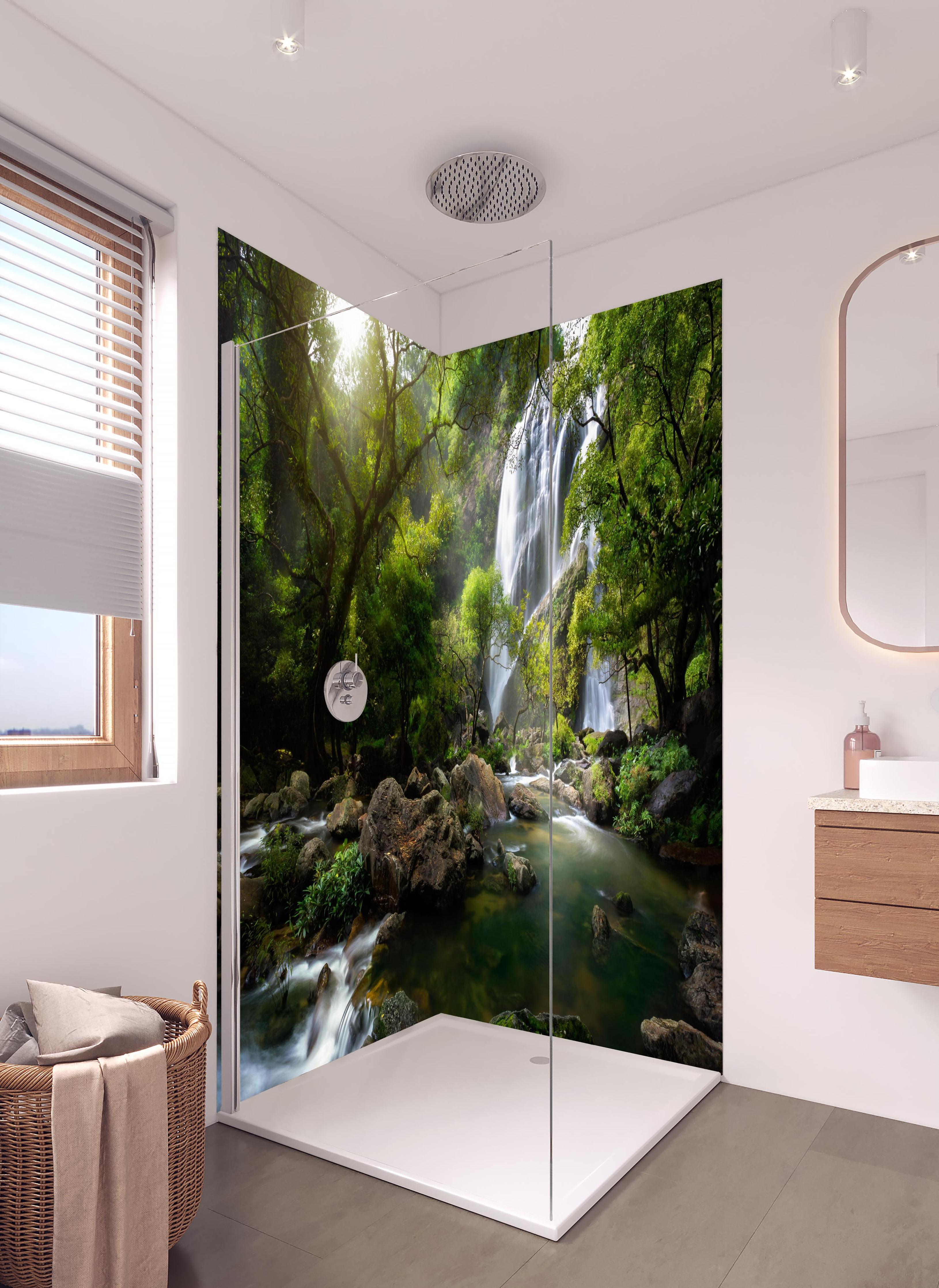 Duschrückwand - Bergbach und Wasserfall in Thailand in hellem Badezimmer mit Regenduschkopf - zweiteilige Eck-Duschrückwand