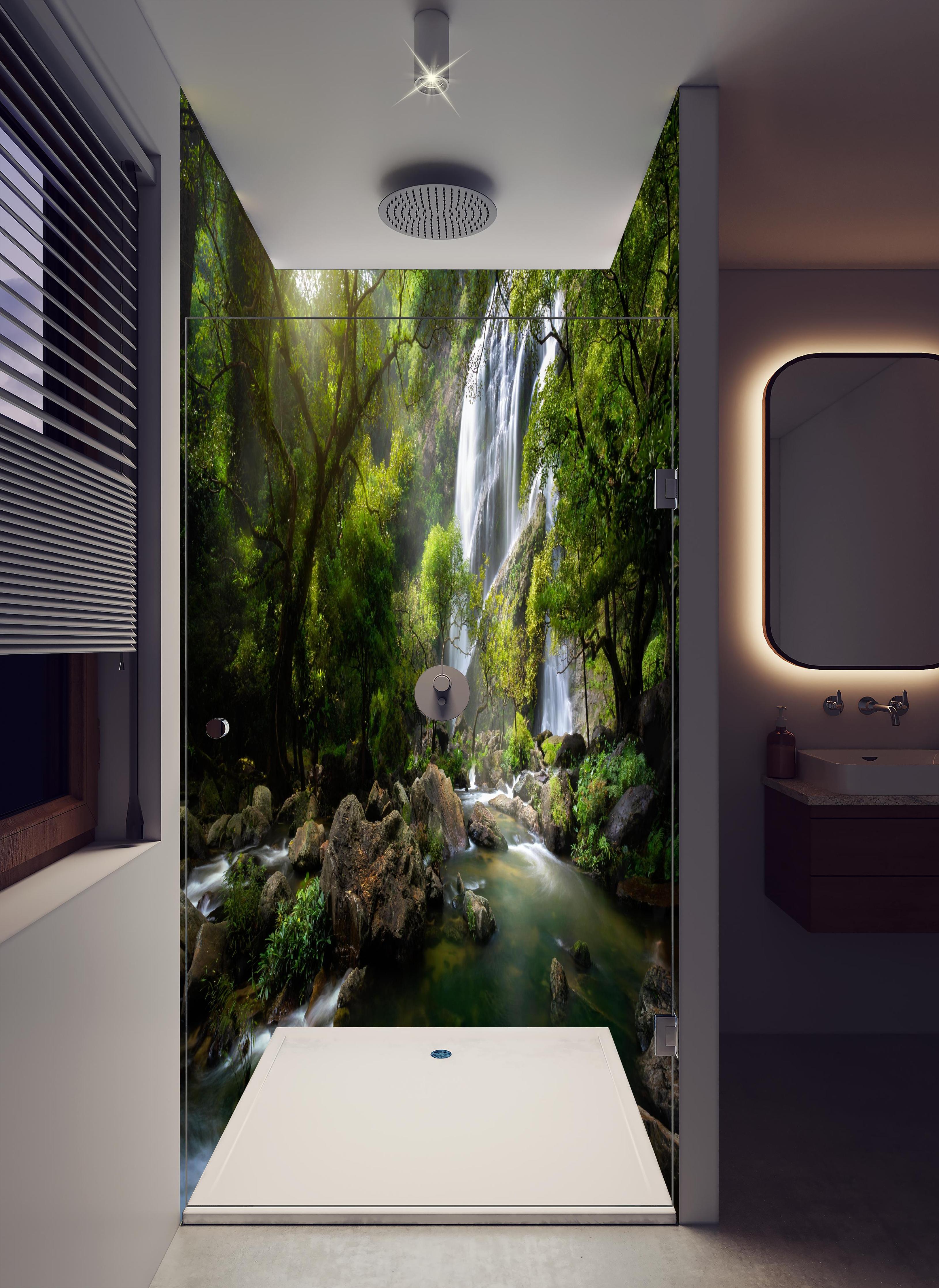 Duschrückwand - Bergbach und Wasserfall in Thailand in hellem Badezimmer mit Regenduschkopf - zweiteilige Eck-Duschrückwand