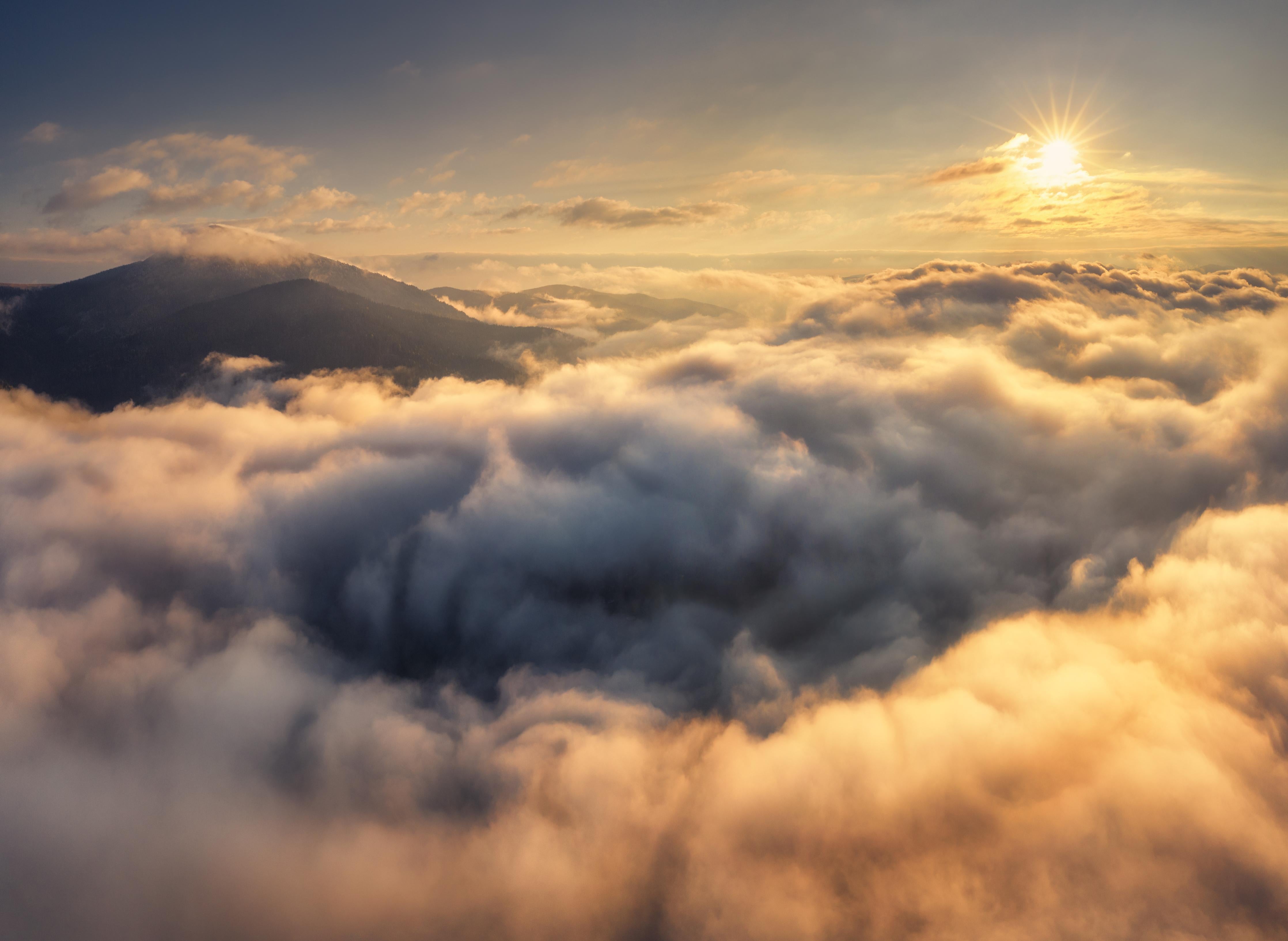 Duschrückwand-Berge in Wolken bei Sonnenaufgang - Peru