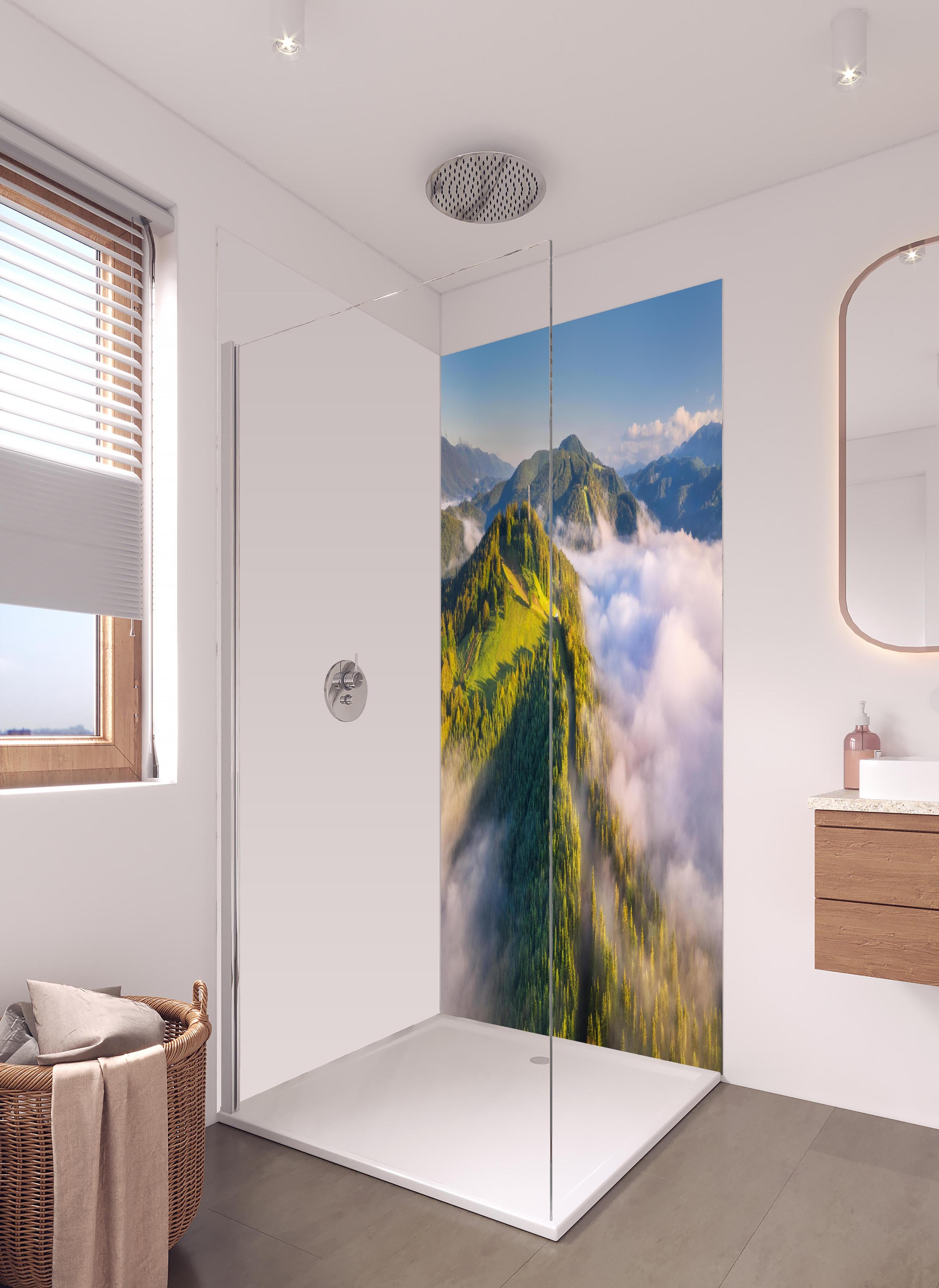 Duschrückwand - Berge in Wolken bei Sonnenaufgang im Sommer in hellem Badezimmer mit Regenduschkopf - zweiteilige Eck-Duschrückwand