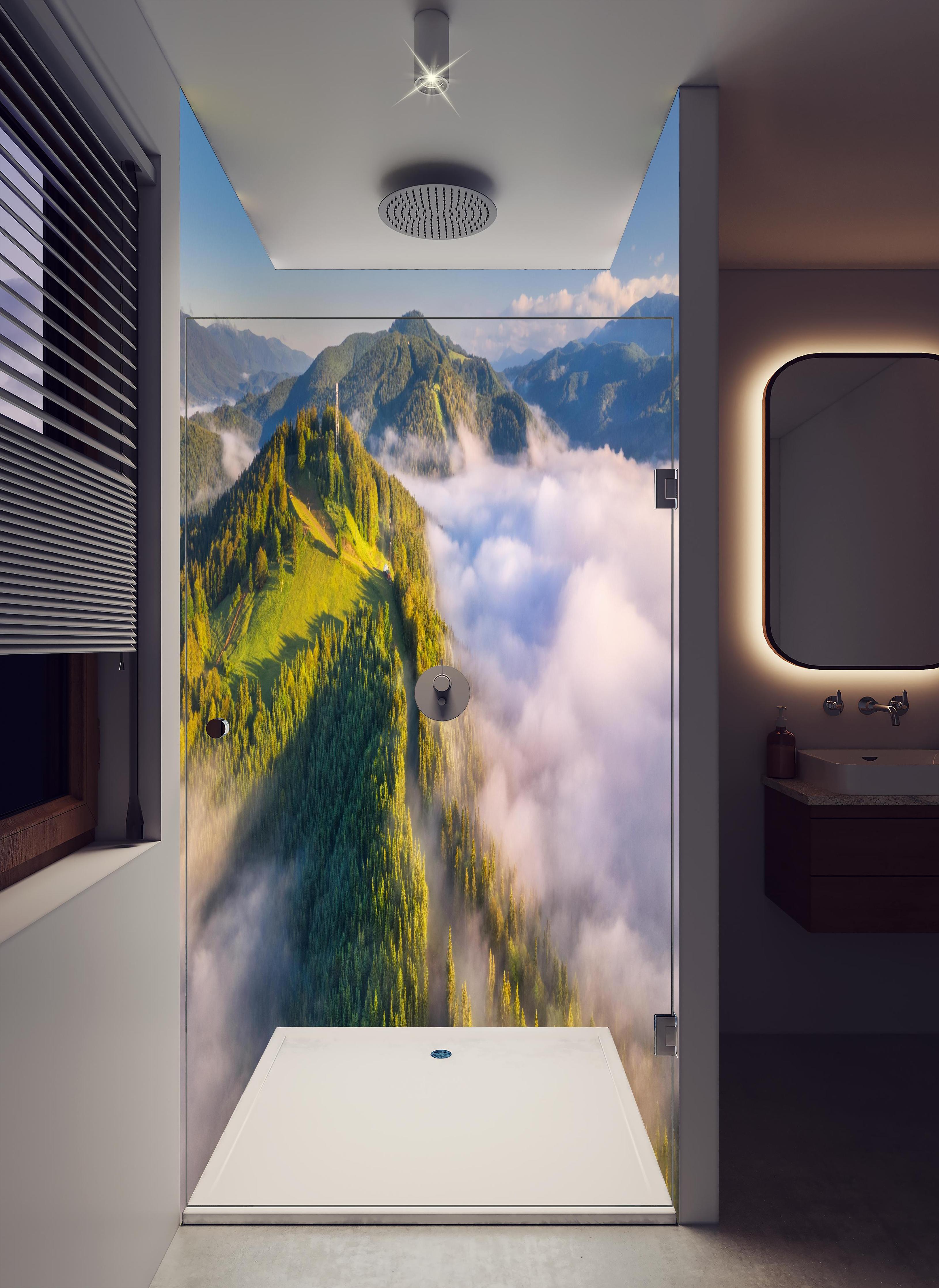 Duschrückwand - Berge in Wolken bei Sonnenaufgang im Sommer in hellem Badezimmer mit Regenduschkopf - zweiteilige Eck-Duschrückwand