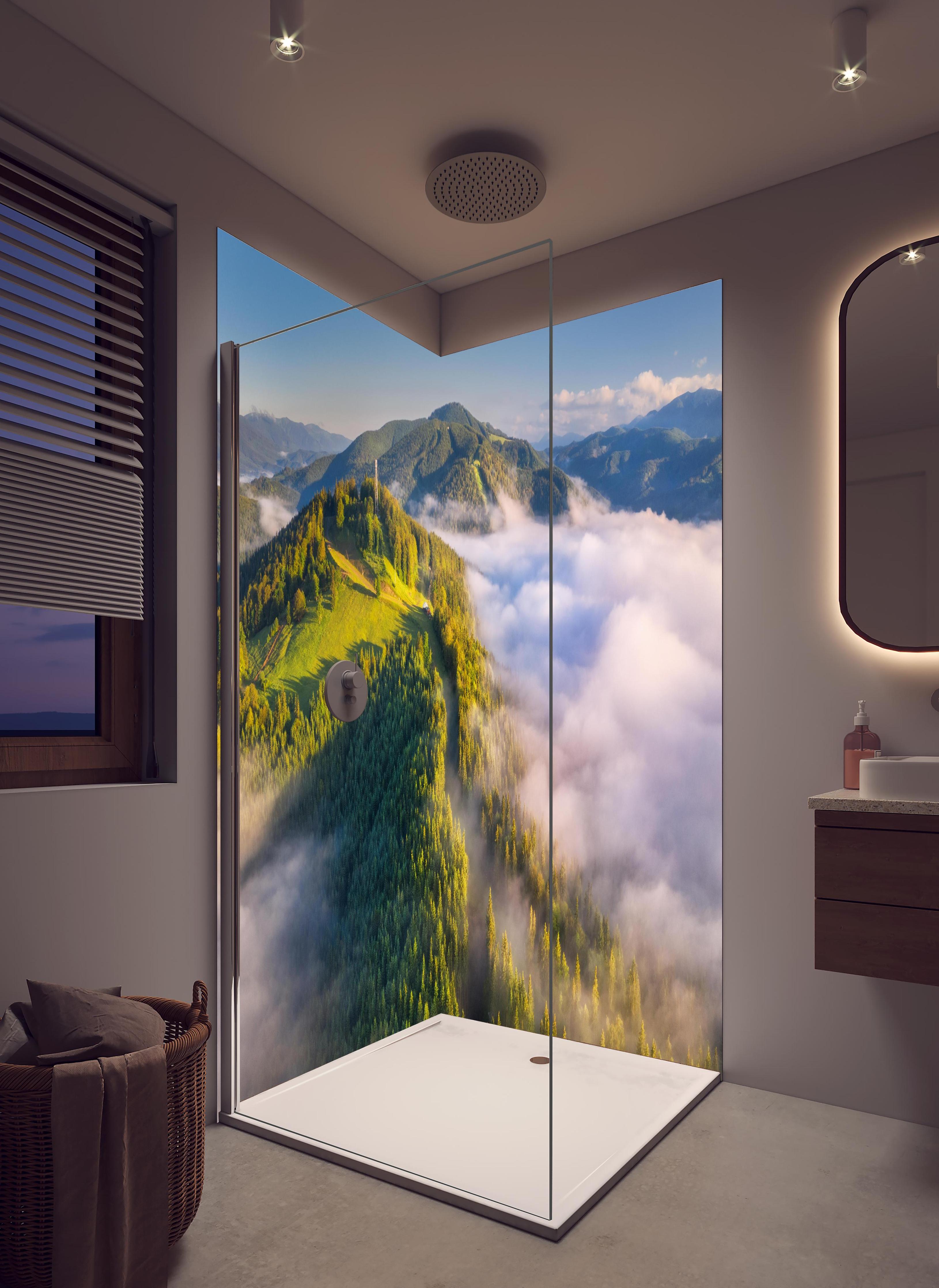 Duschrückwand - Berge in Wolken bei Sonnenaufgang im Sommer in hellem Badezimmer mit Regenduschkopf - zweiteilige Eck-Duschrückwand