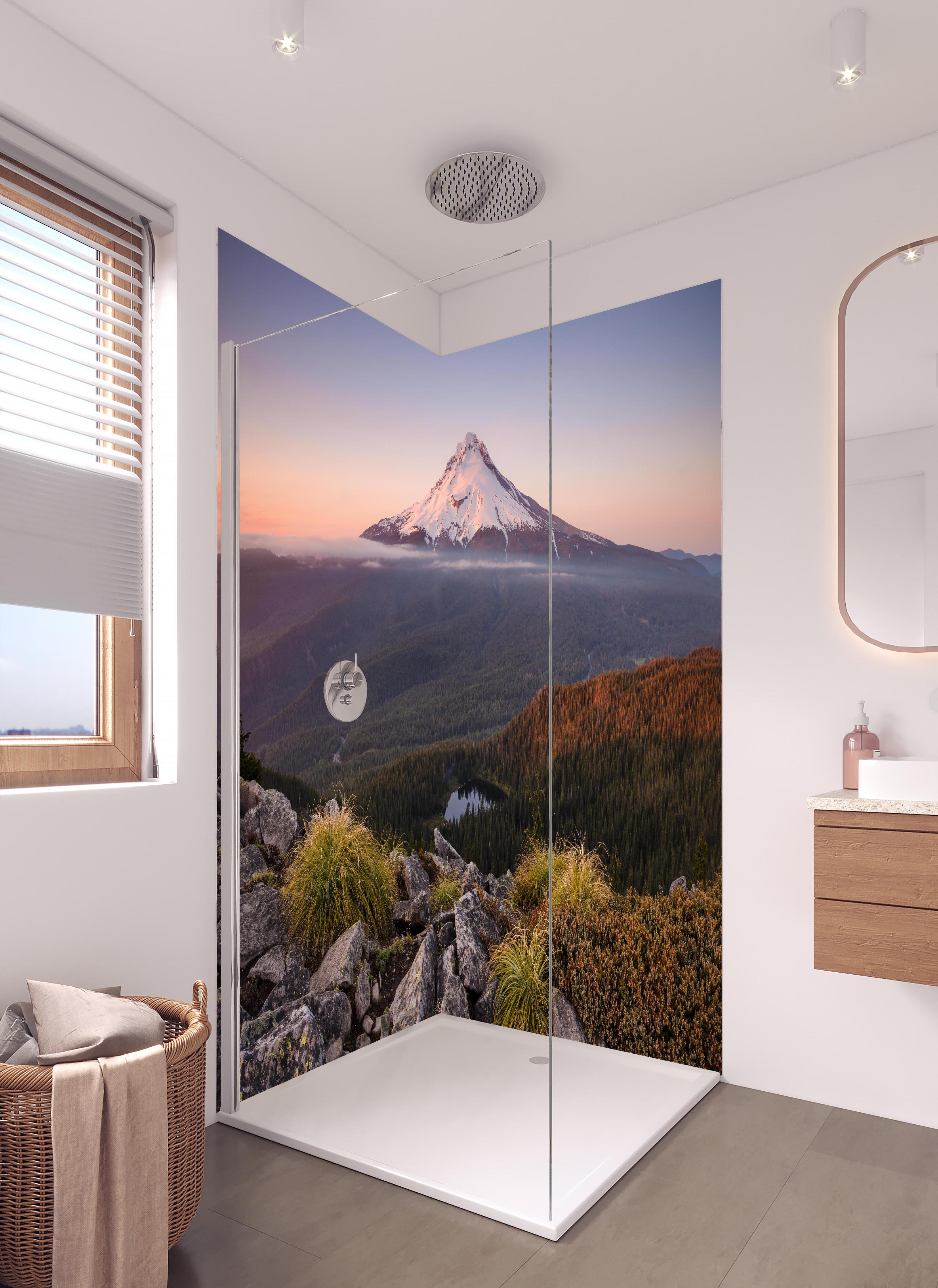Duschrückwand - Berglandschaft Mount Hood bei Dämmerung in hellem Badezimmer mit Regenduschkopf - zweiteilige Eck-Duschrückwand