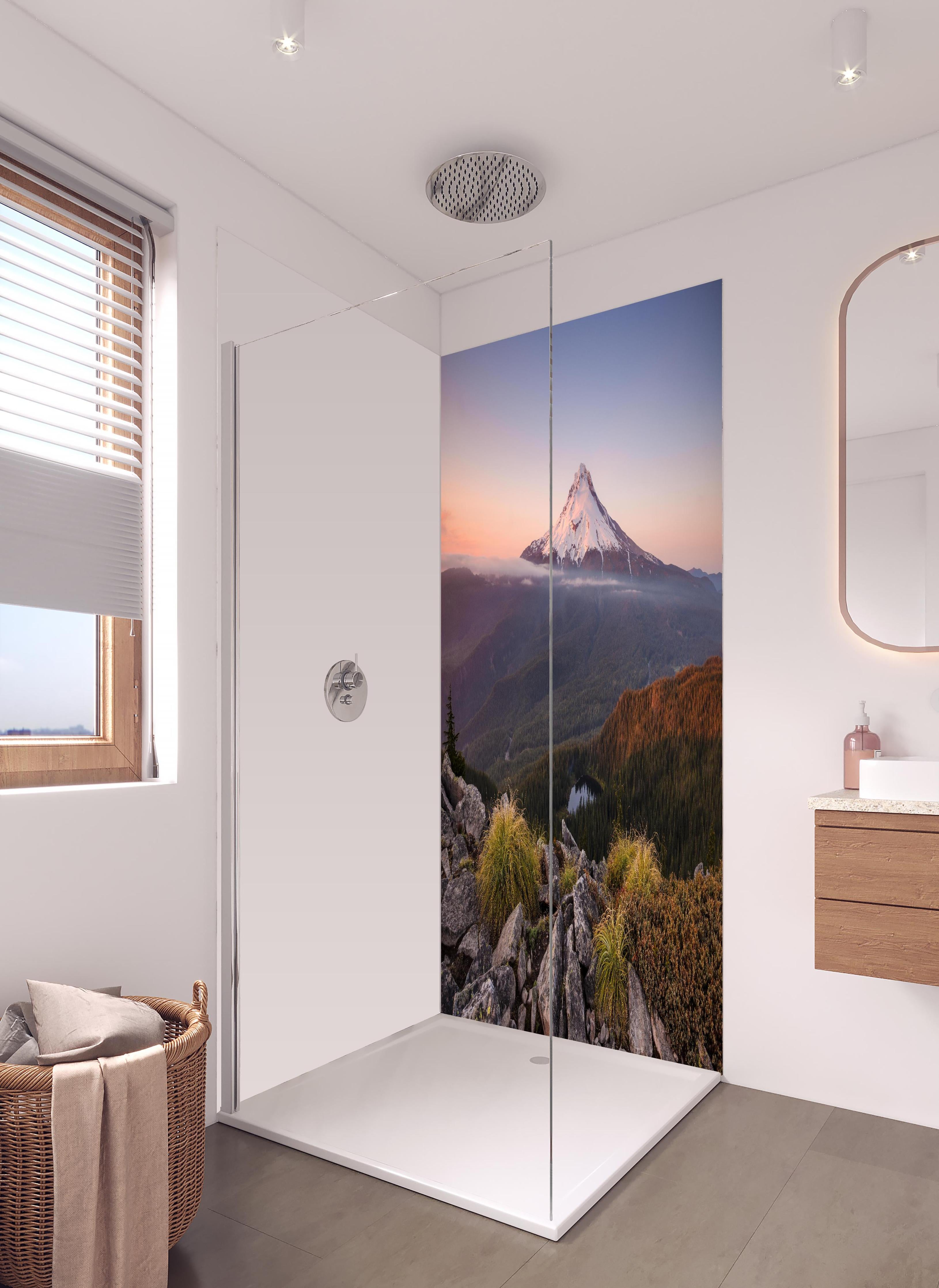 Duschrückwand - Berglandschaft Mount Hood bei Dämmerung in hellem Badezimmer mit Regenduschkopf - zweiteilige Eck-Duschrückwand