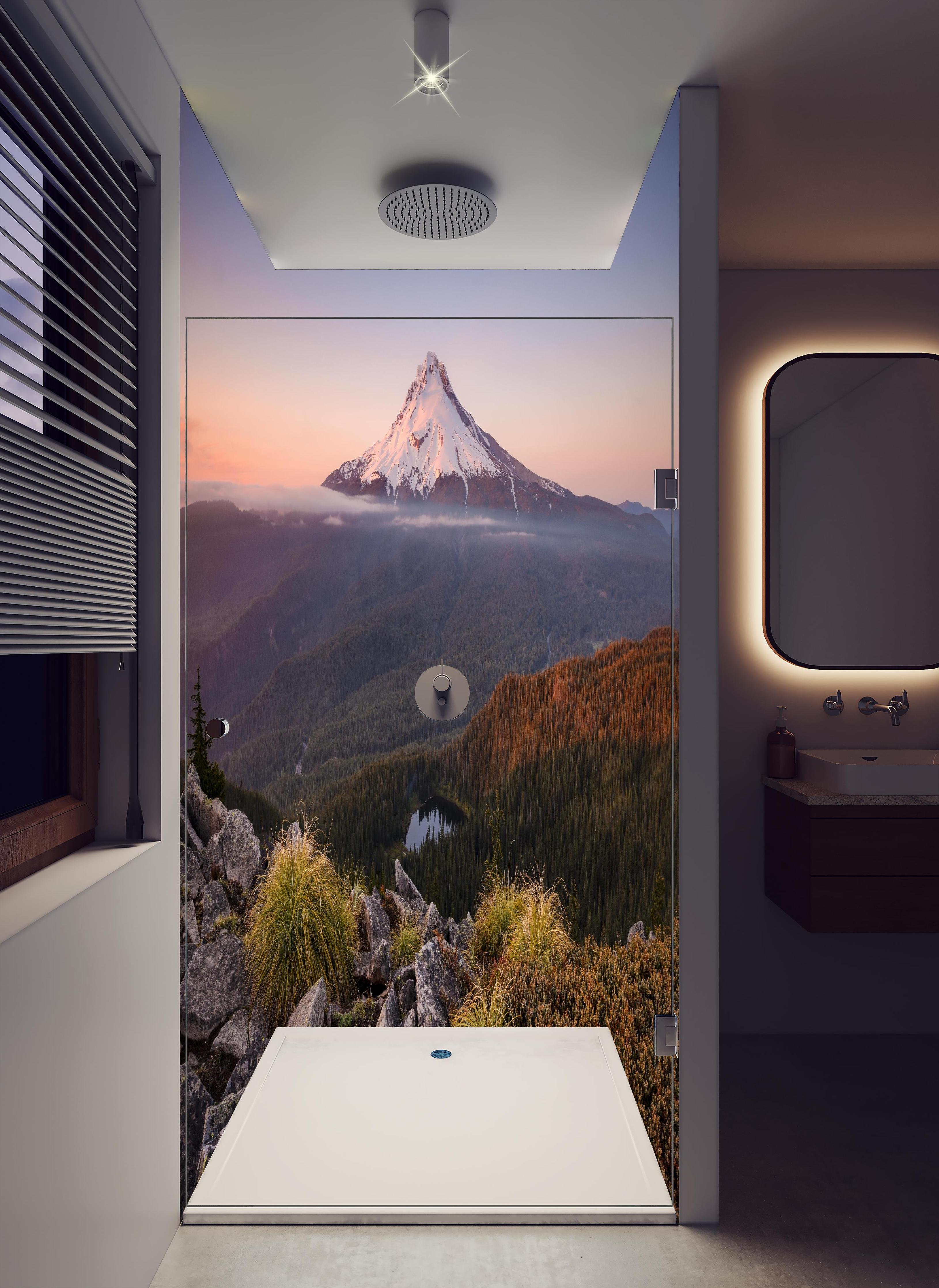 Duschrückwand - Berglandschaft Mount Hood bei Dämmerung in hellem Badezimmer mit Regenduschkopf - zweiteilige Eck-Duschrückwand