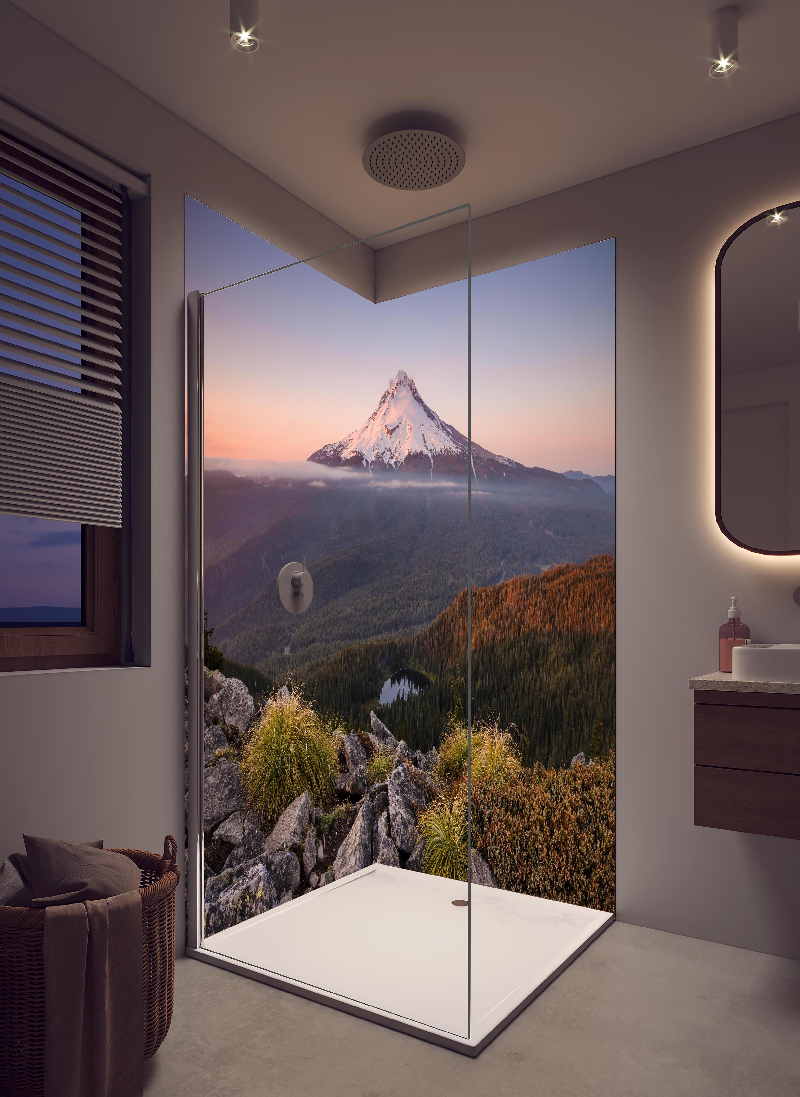 Duschrückwand - Berglandschaft Mount Hood bei Dämmerung in hellem Badezimmer mit Regenduschkopf - zweiteilige Eck-Duschrückwand