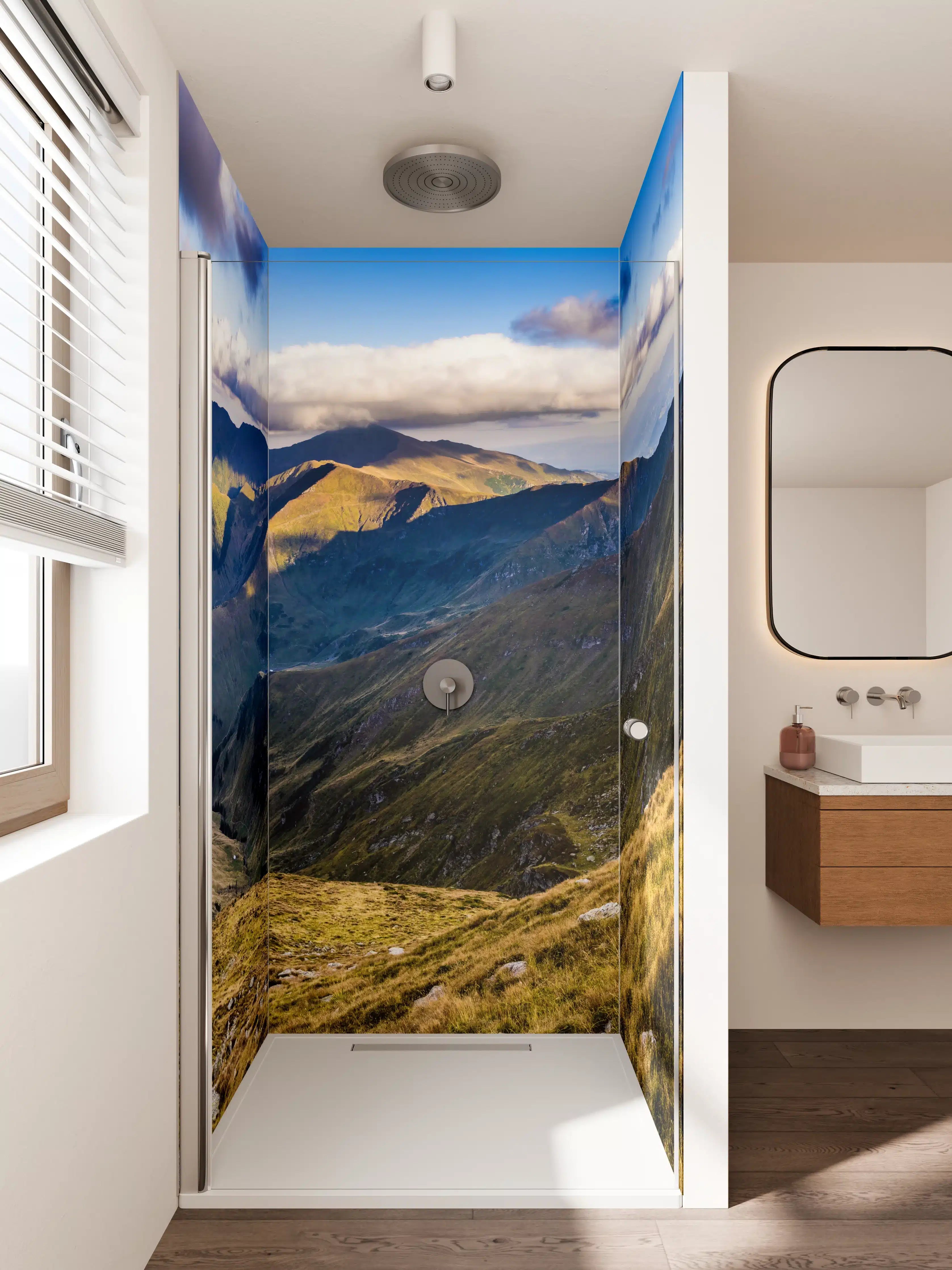 Duschrückwand - Berglandschaft bei Sonnenuntergang mit grünen Hügeln