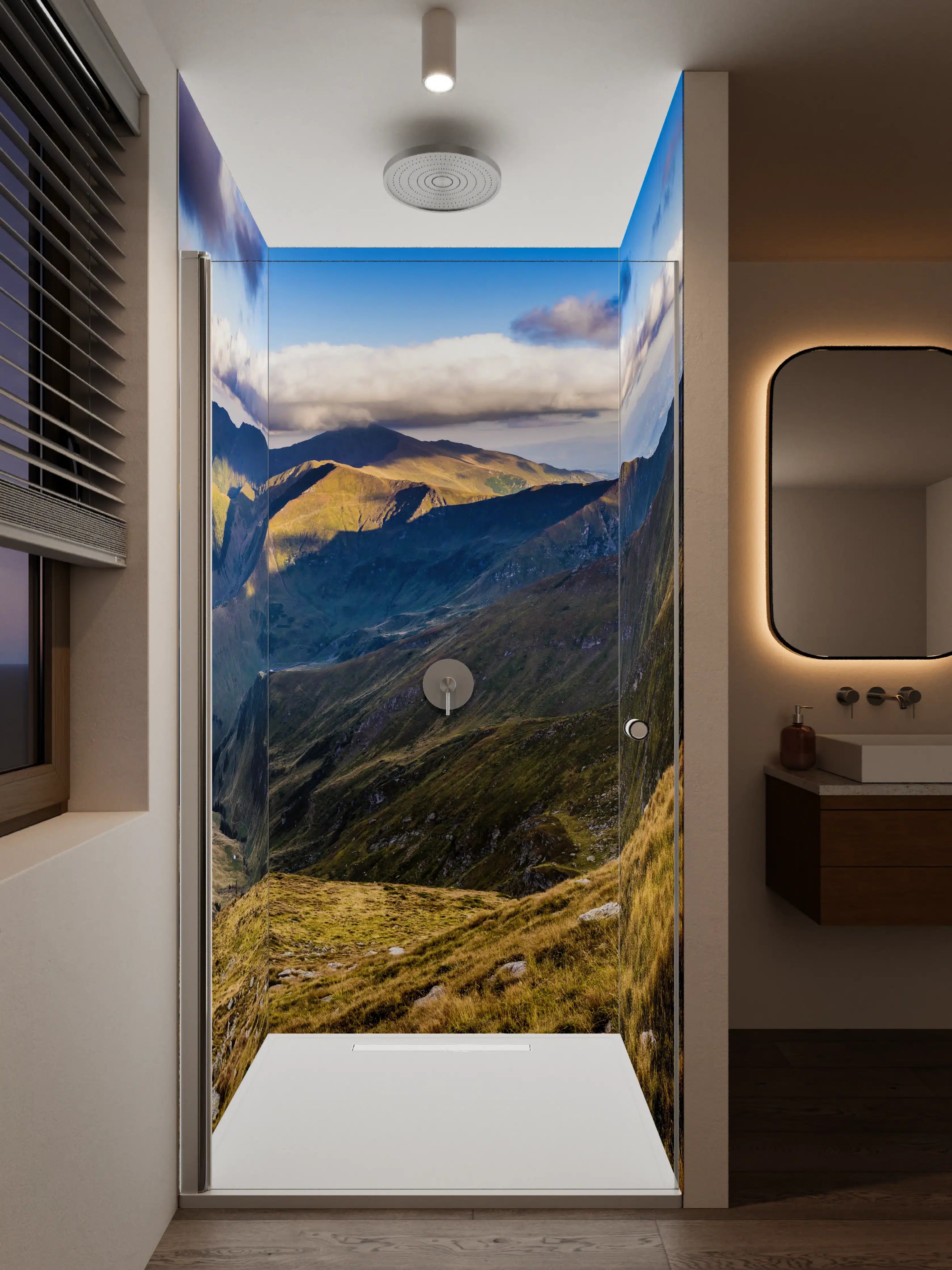 Duschrückwand - Berglandschaft bei Sonnenuntergang mit grünen Hügeln