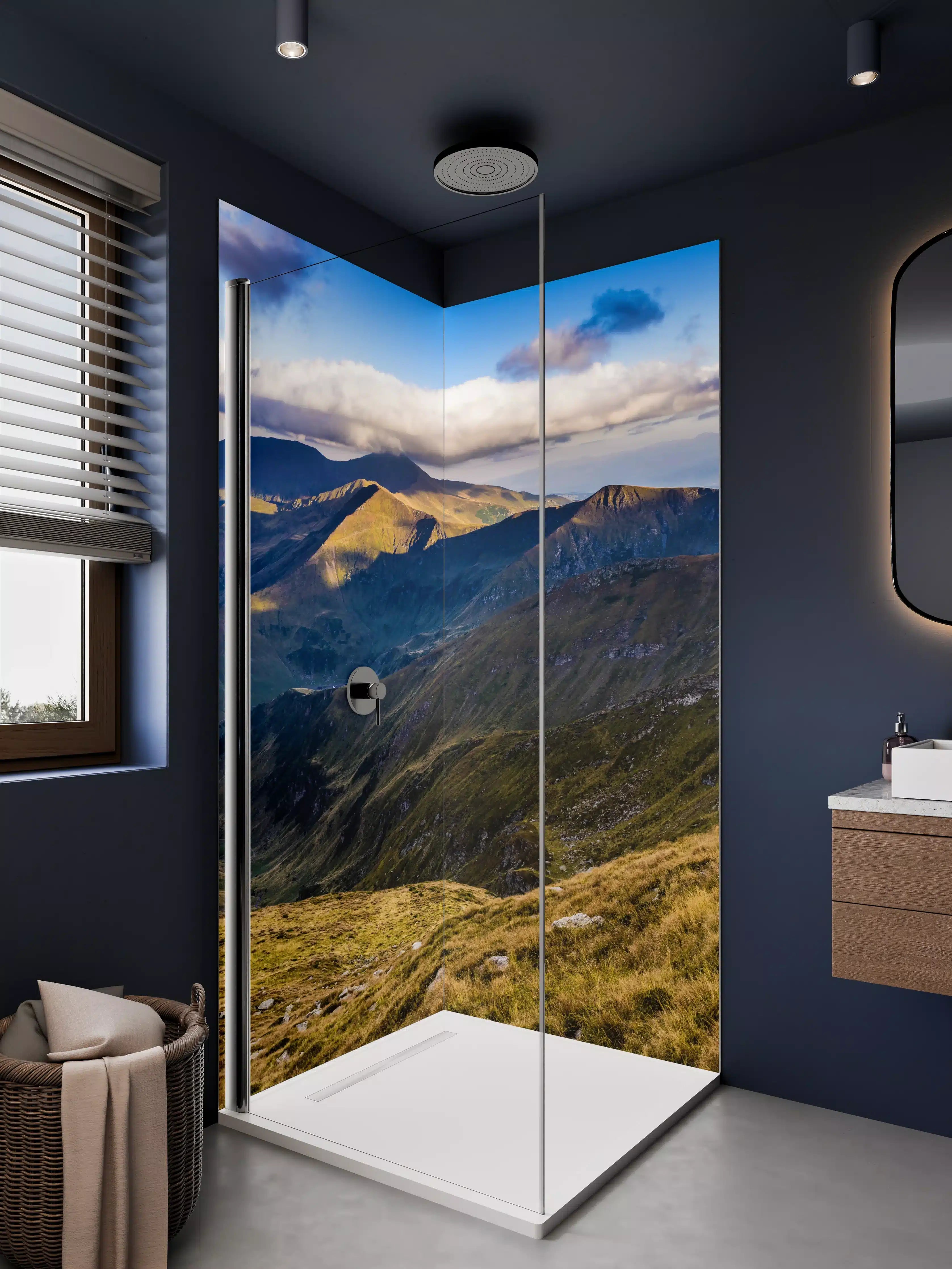 Duschrückwand - Berglandschaft bei Sonnenuntergang mit grünen Hügeln