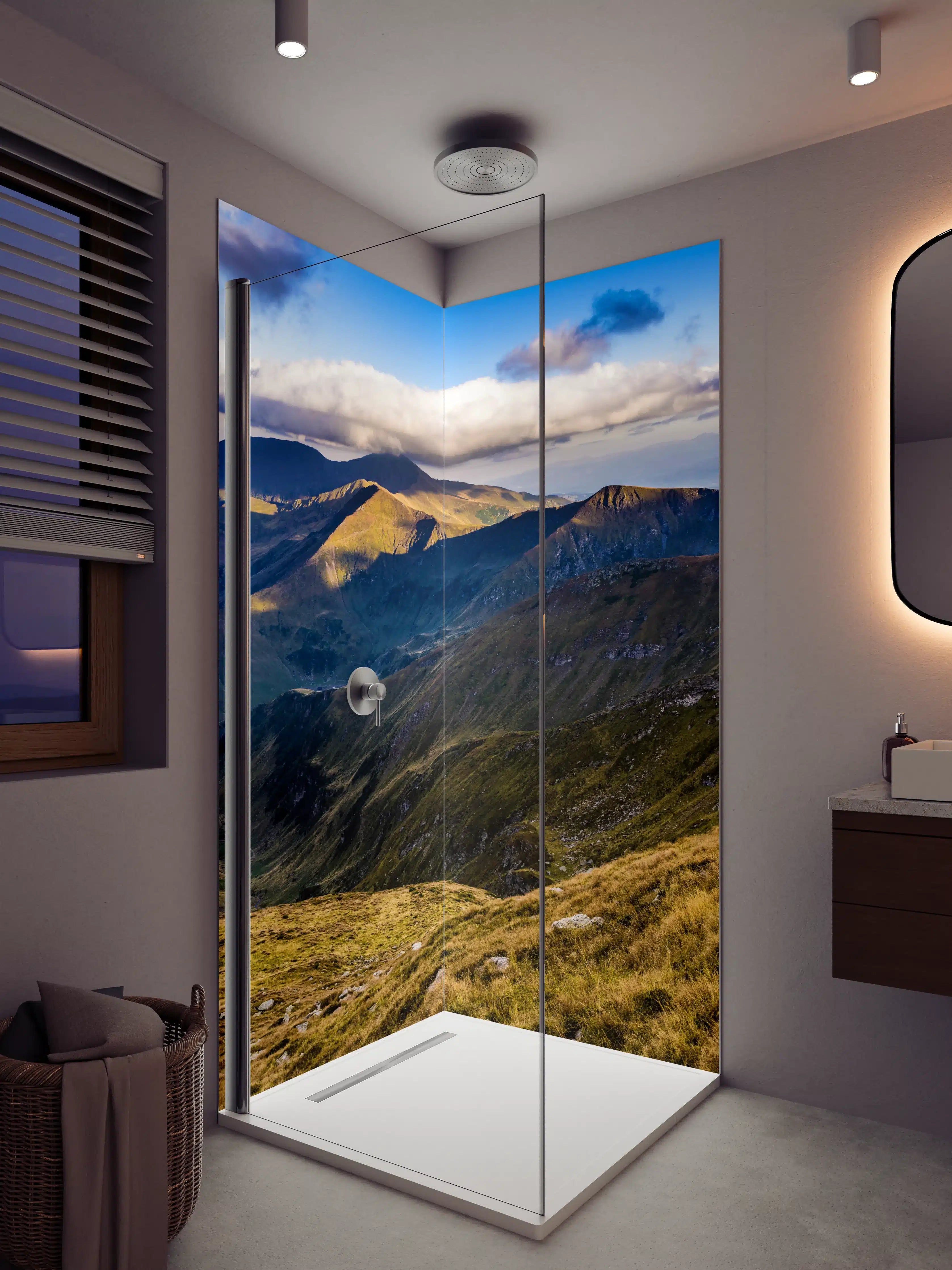 Duschrückwand - Berglandschaft bei Sonnenuntergang mit grünen Hügeln