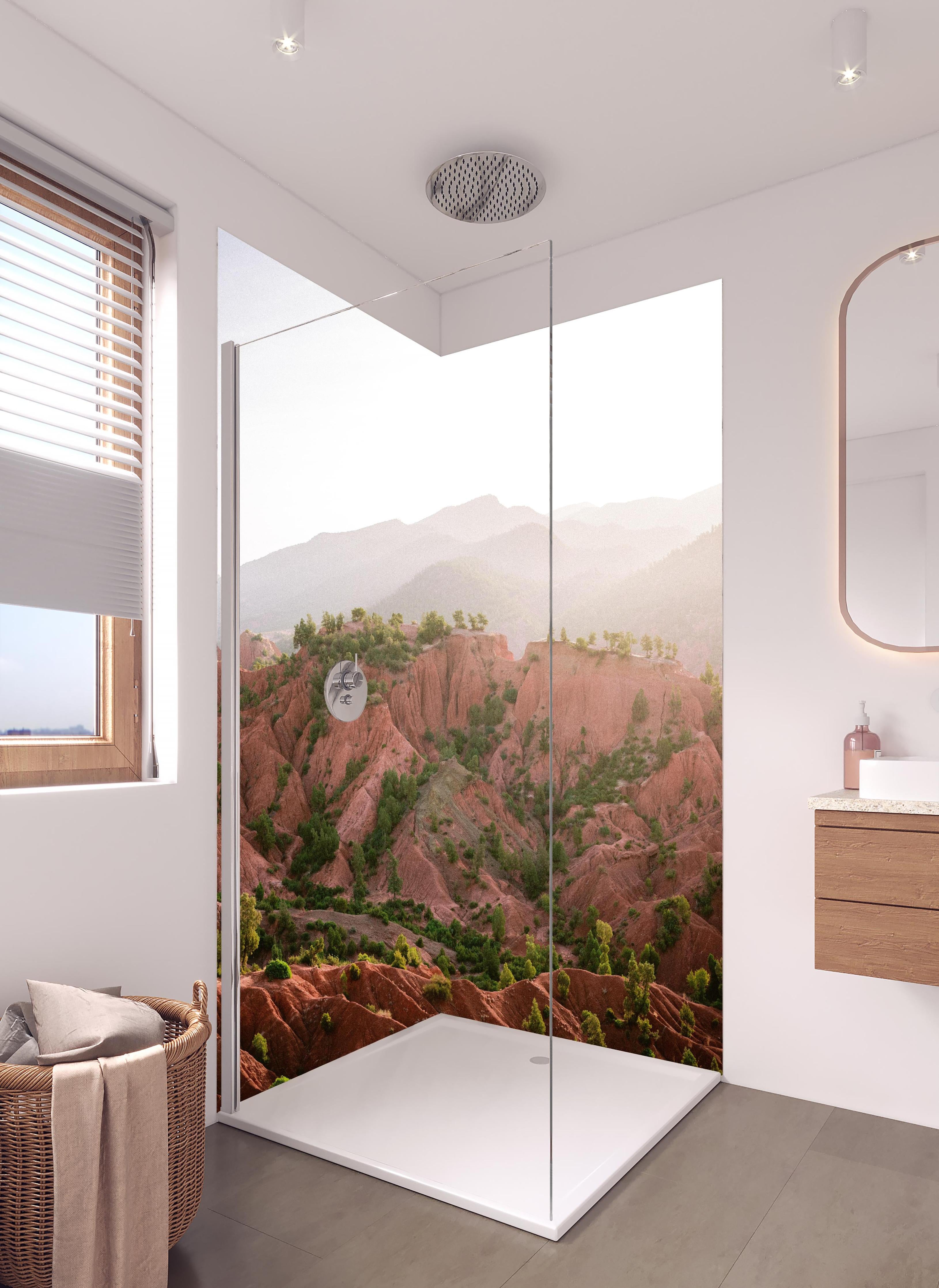 Duschrückwand - Berglandschaft im Ourika-Tal bei Sonnenaufgang in hellem Badezimmer mit Regenduschkopf - zweiteilige Eck-Duschrückwand