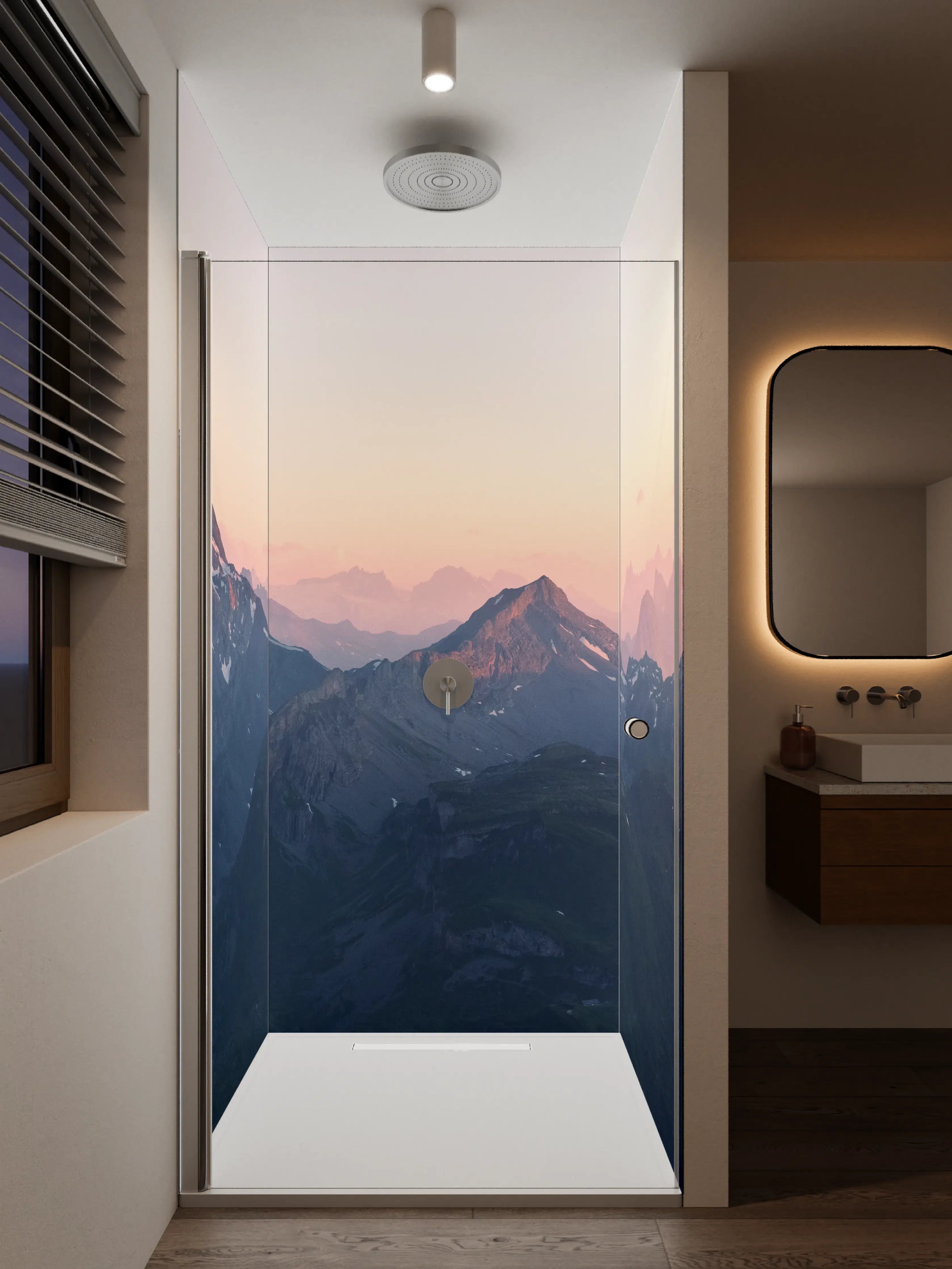 Duschrückwand - Bergpanorama bei Sonnenaufgang in Pastellfarben