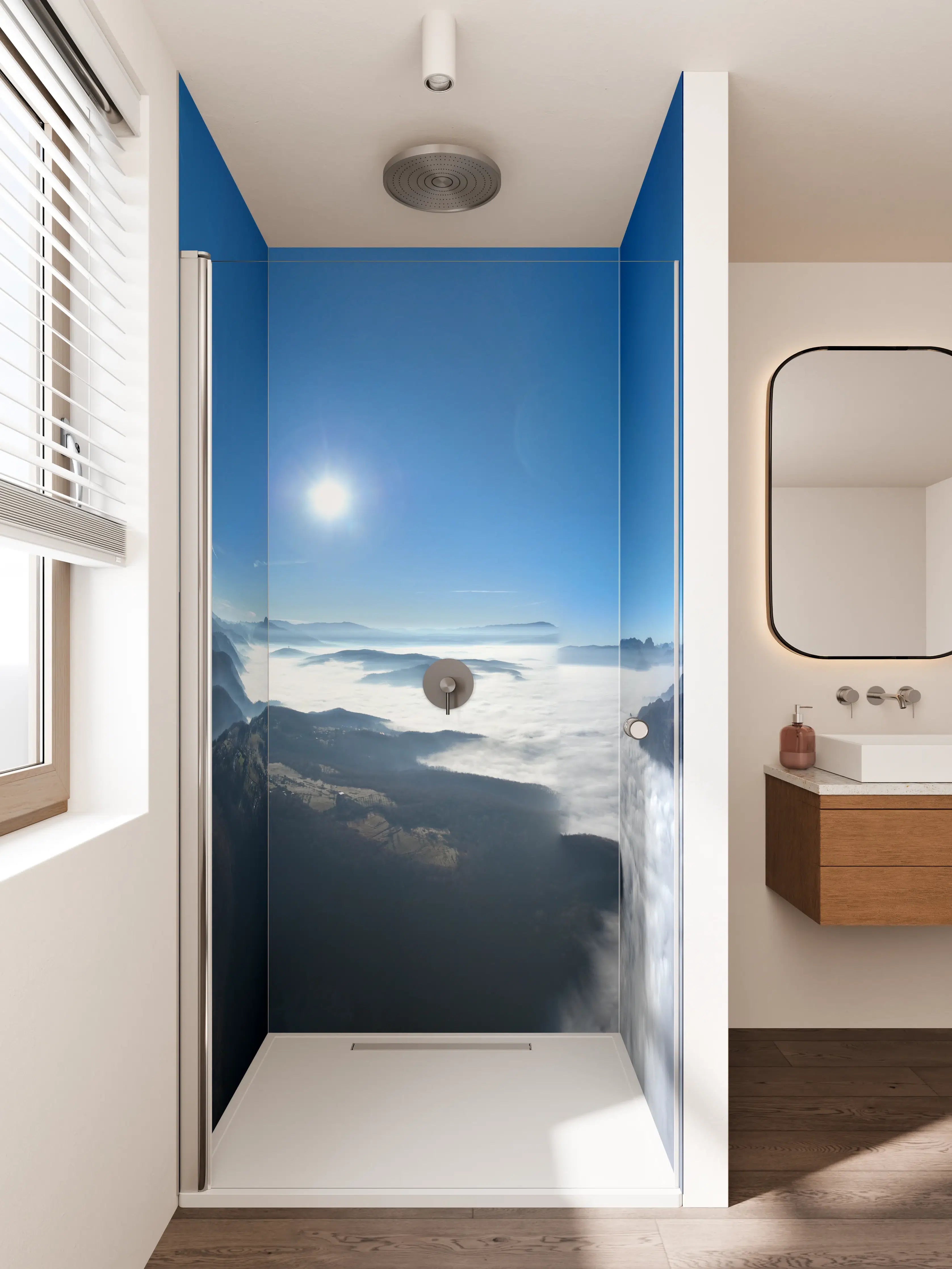 Duschrückwand - Bergpanorama im Sonnenlicht mit Wolkenmeer