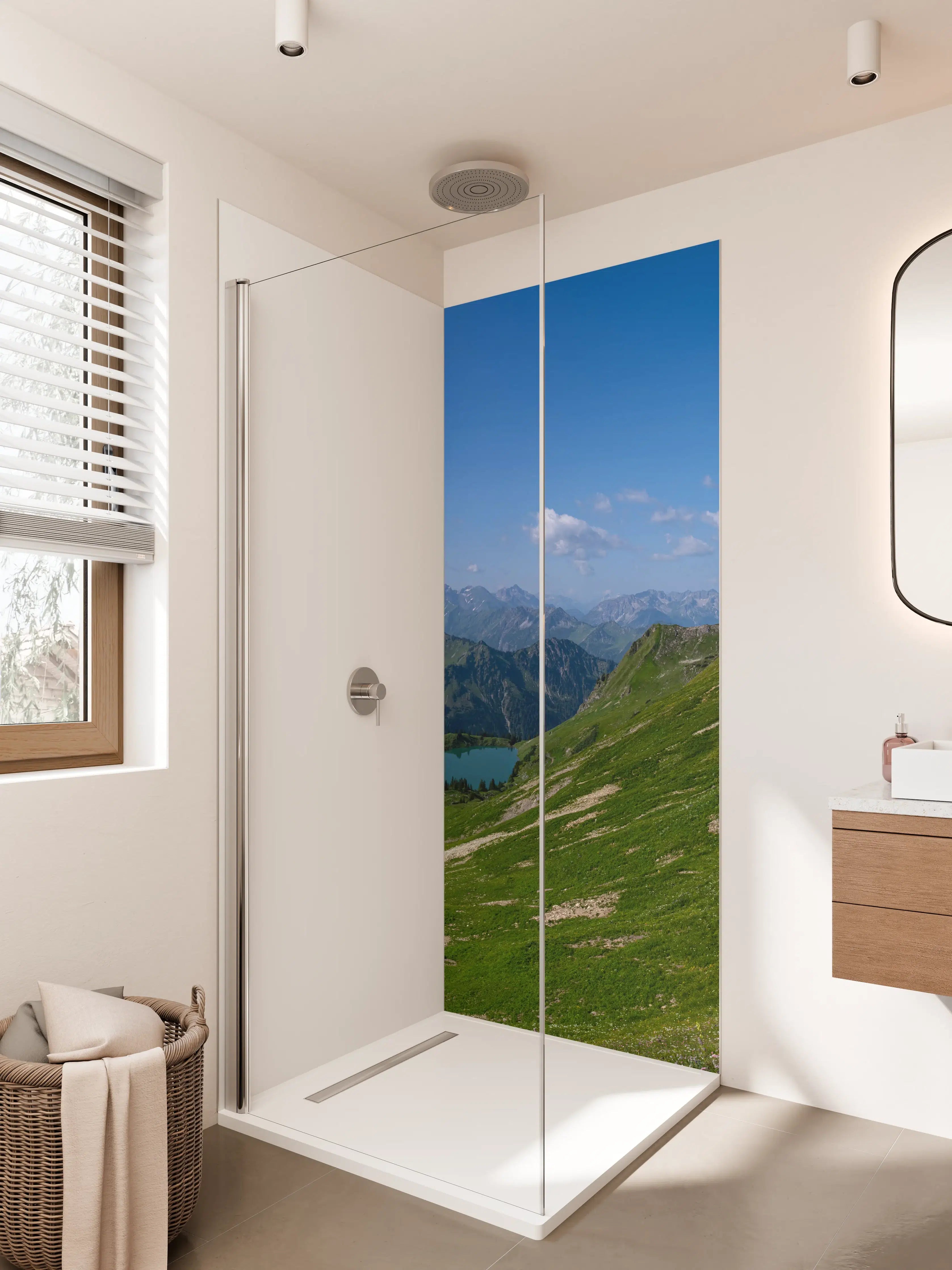 Duschrückwand - Bergpanorama mit grünem Gipfel