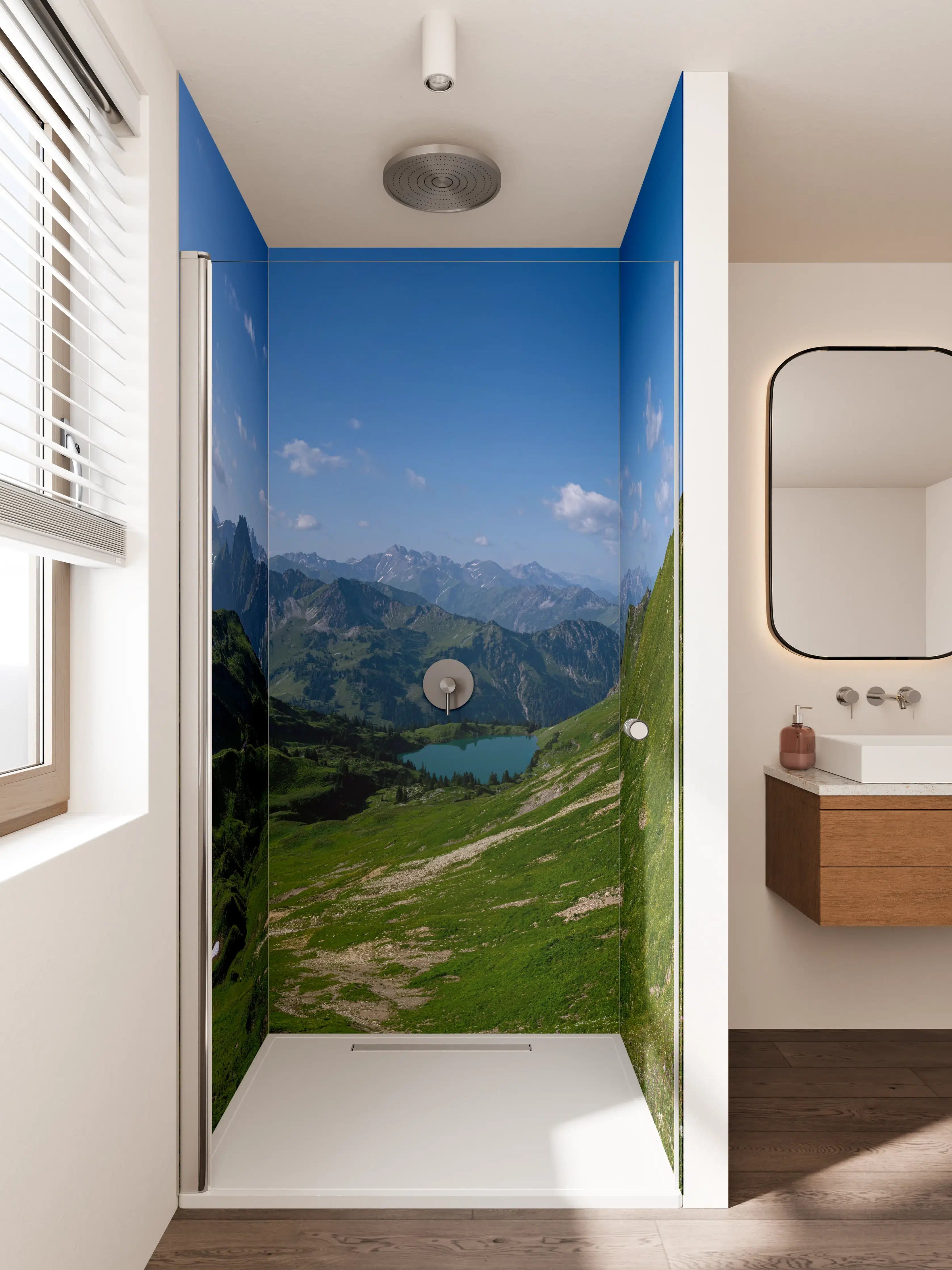 Duschrückwand - Bergpanorama mit grünem Gipfel