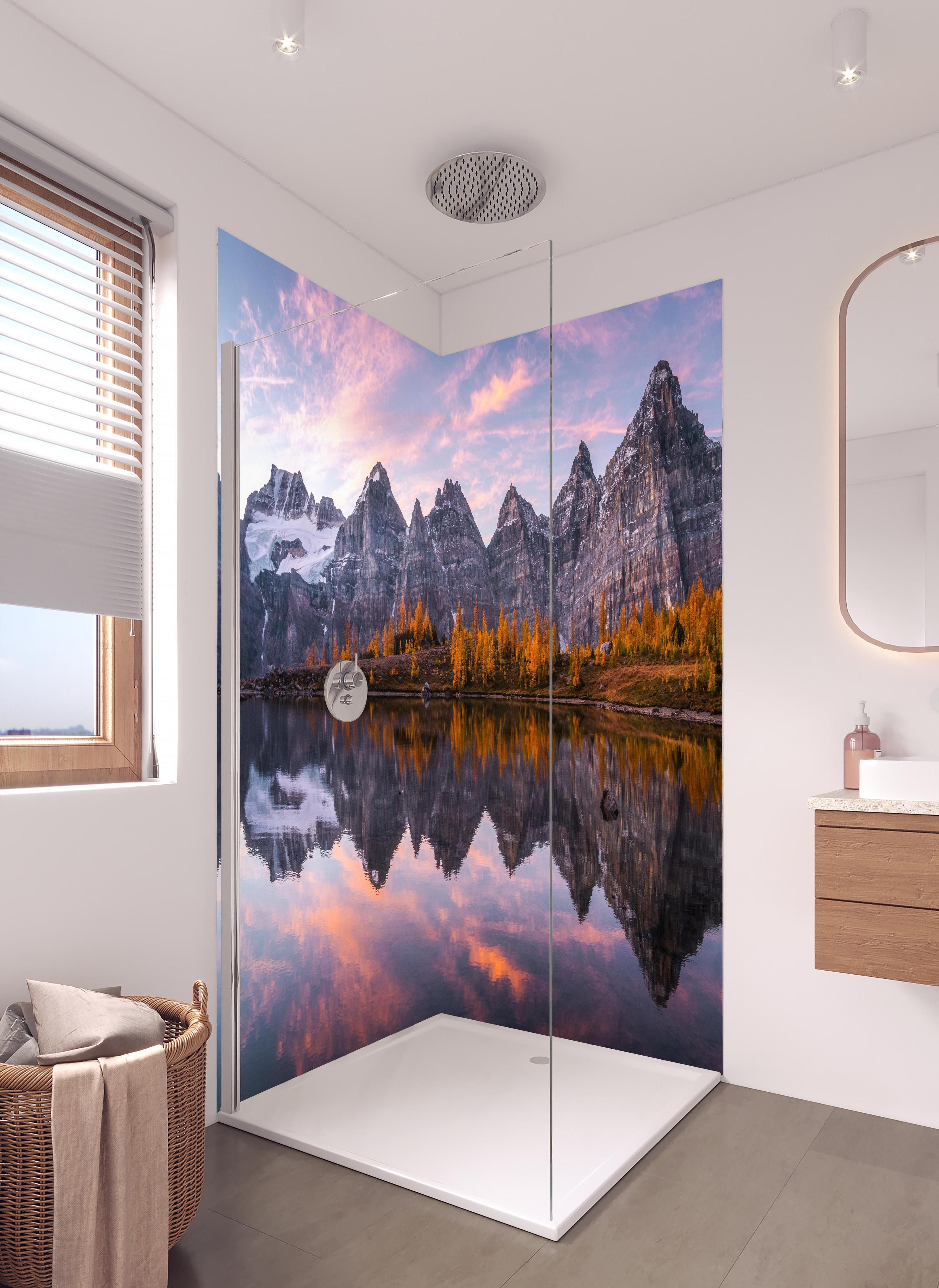 Duschrückwand - Bergsee Herbst Panorama Reflektion Banff in hellem Badezimmer mit Regenduschkopf - zweiteilige Eck-Duschrückwand