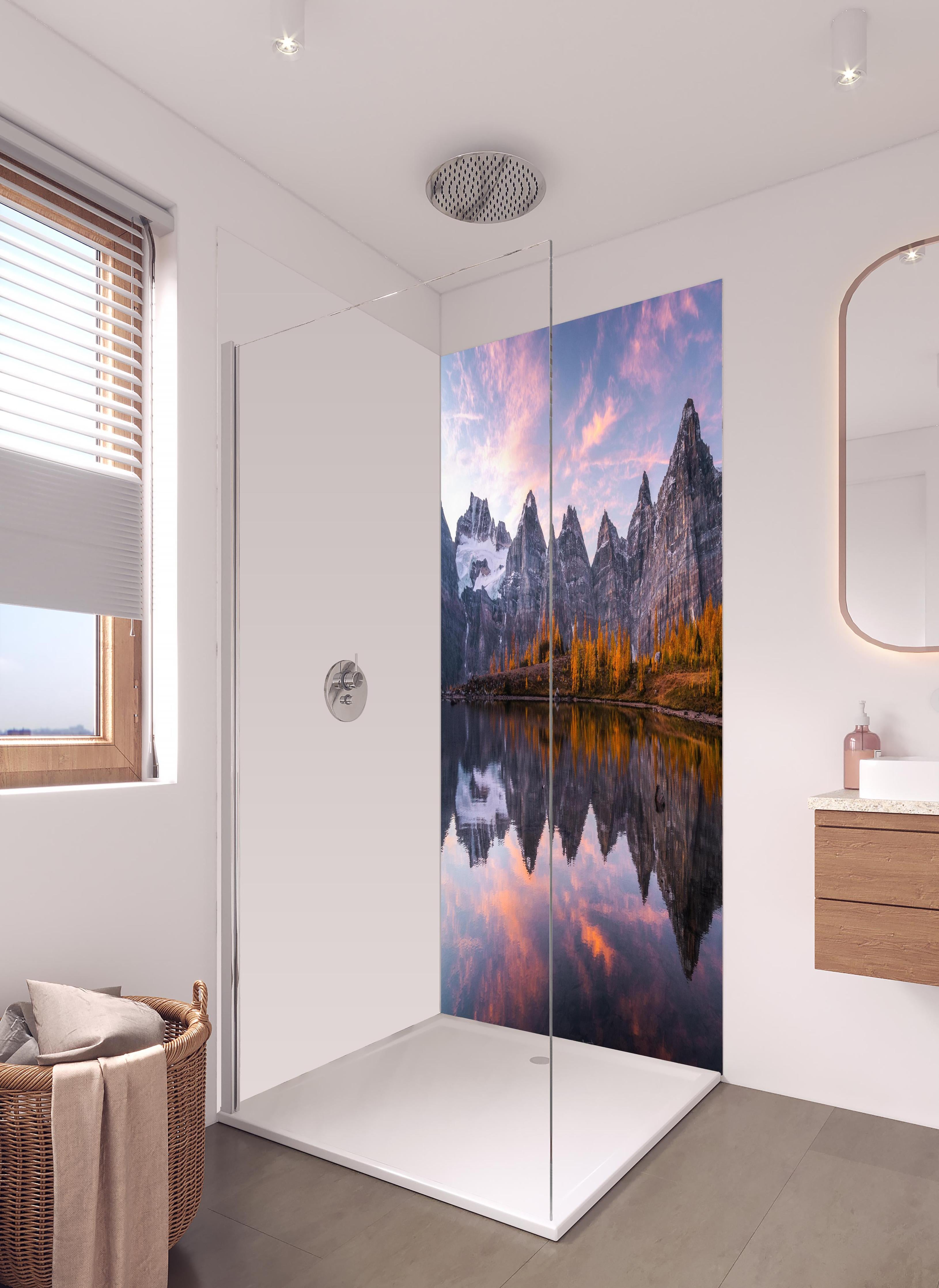 Duschrückwand - Bergsee Herbst Panorama Reflektion Banff in hellem Badezimmer mit Regenduschkopf - zweiteilige Eck-Duschrückwand