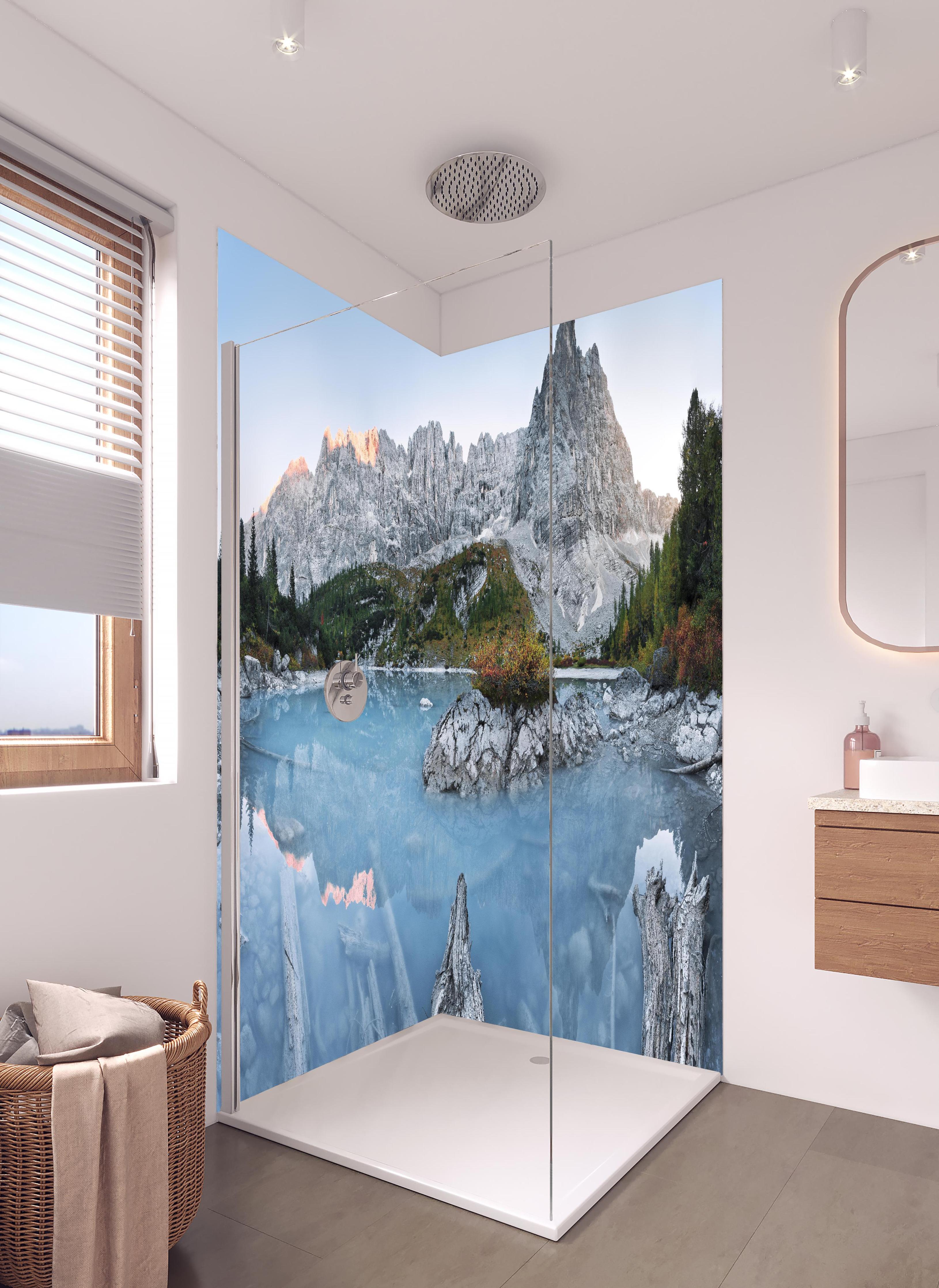 Duschrückwand - Bergsee Panorama Dolomiten Italien in hellem Badezimmer mit Regenduschkopf - zweiteilige Eck-Duschrückwand