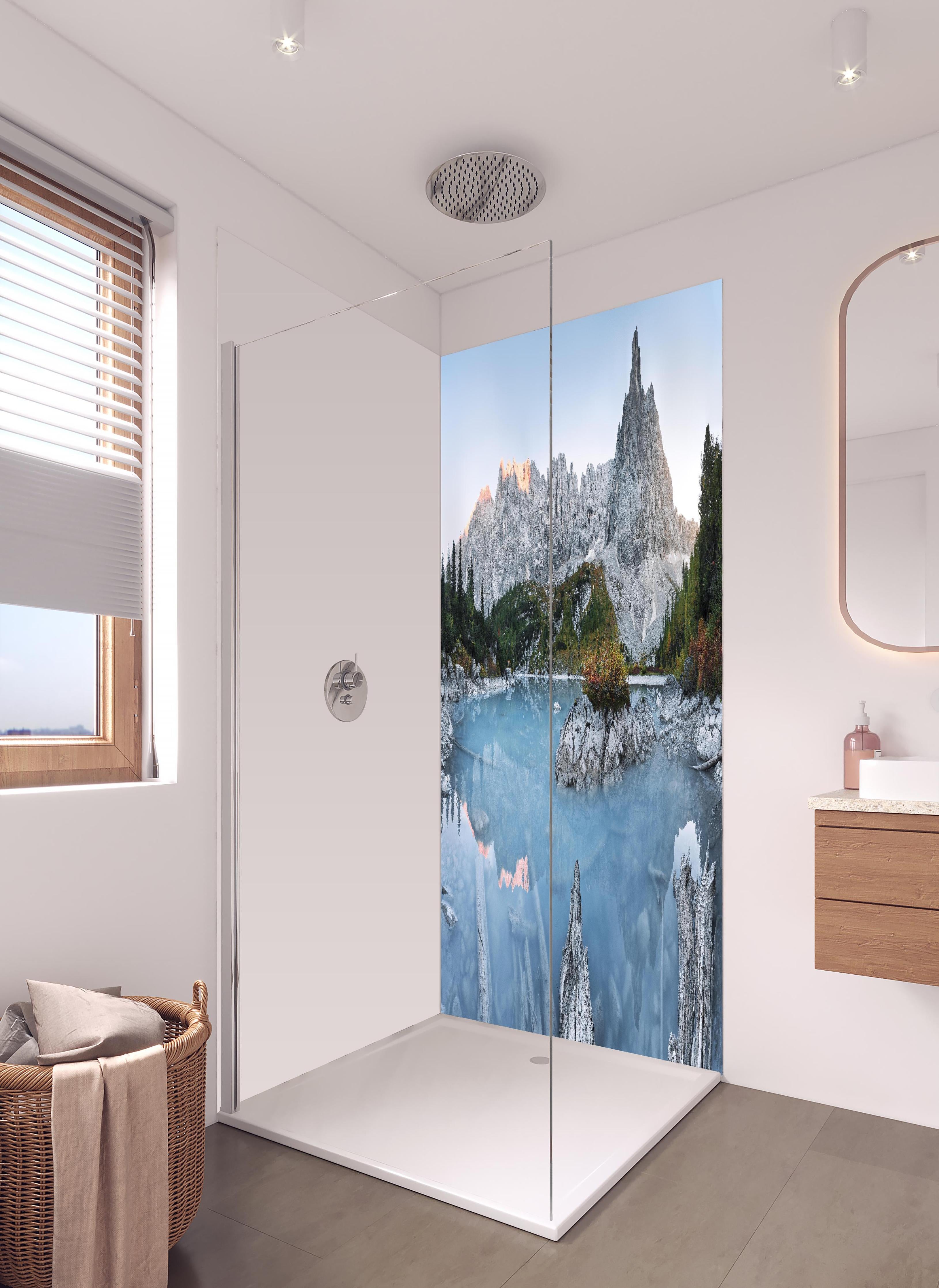 Duschrückwand - Bergsee Panorama Dolomiten Italien in hellem Badezimmer mit Regenduschkopf - zweiteilige Eck-Duschrückwand