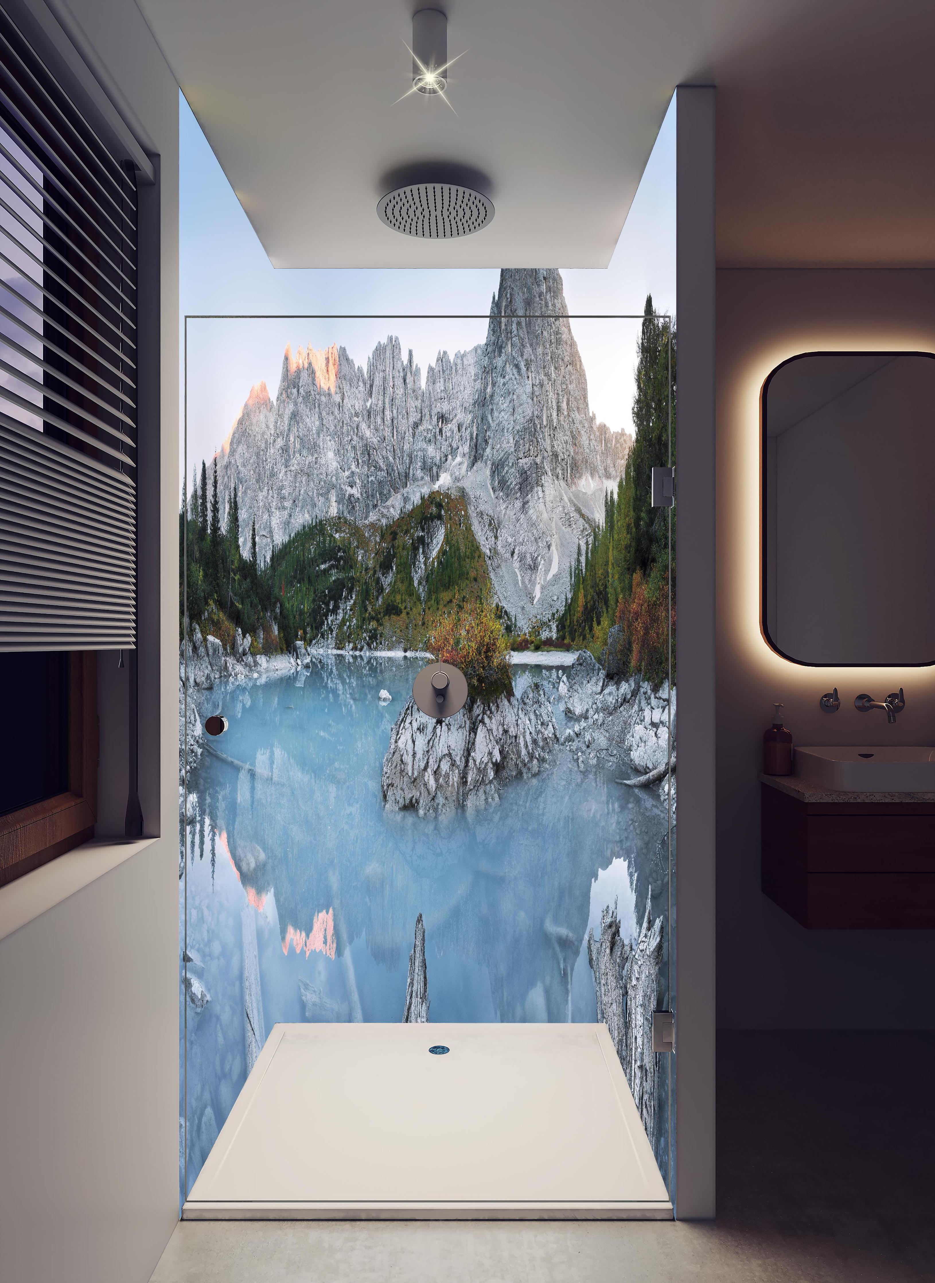 Duschrückwand - Bergsee Panorama Dolomiten Italien in hellem Badezimmer mit Regenduschkopf - zweiteilige Eck-Duschrückwand